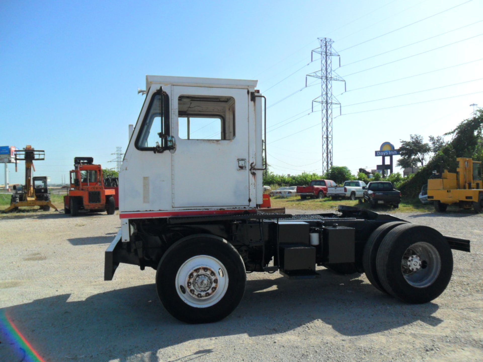 SPOTTER TRUCK, OTTAWA MDL. YY30, new 1991, Cummins diesel engine, 106" wheel base, 10,225 H.O.M., - Image 2 of 4