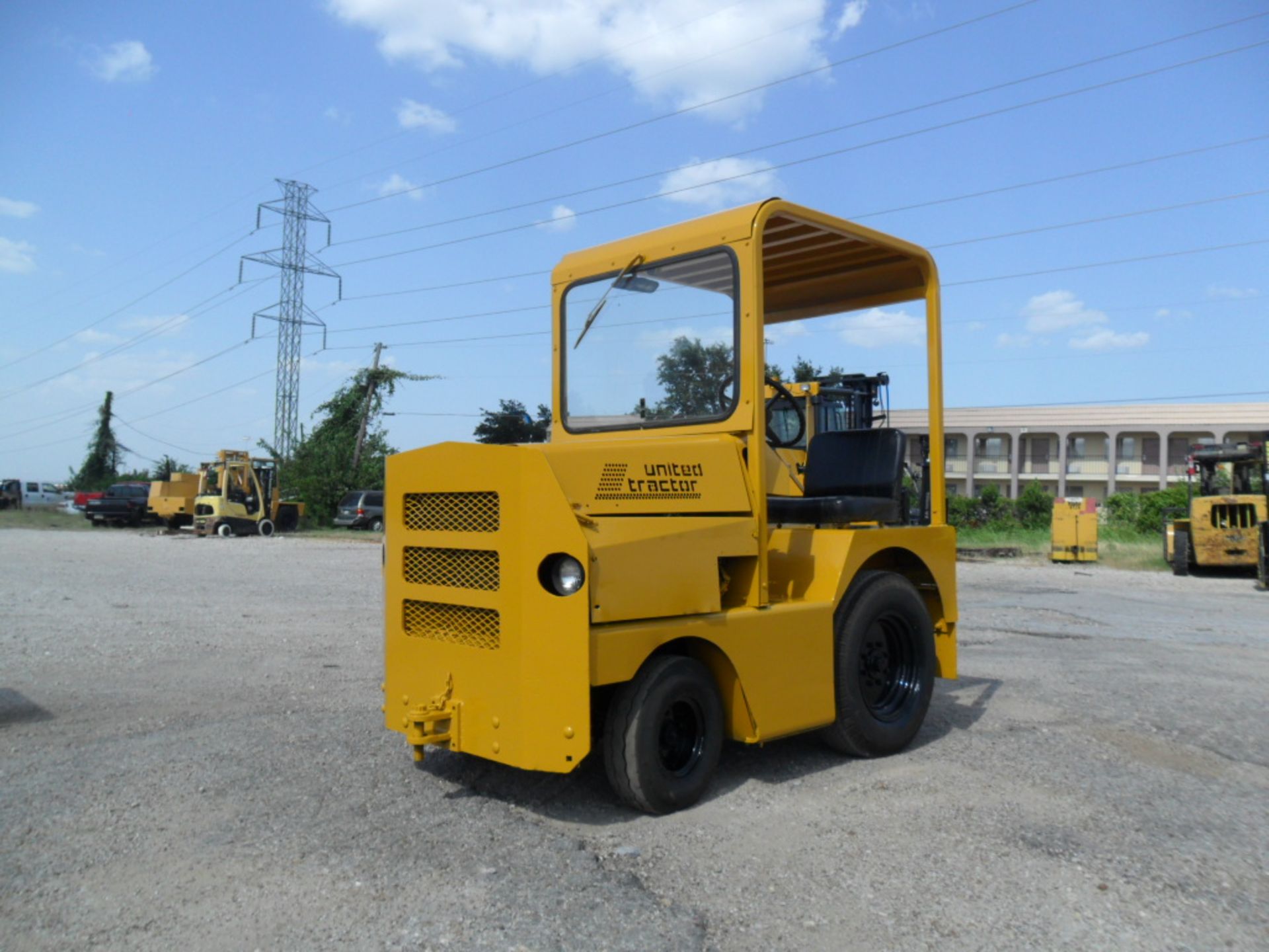 TOW TRACTOR, UNITED 3,400 LB. CAP. MDL. SM340F-5, S/N 17038   ($75 loading charge)  (Location M - - Image 2 of 5