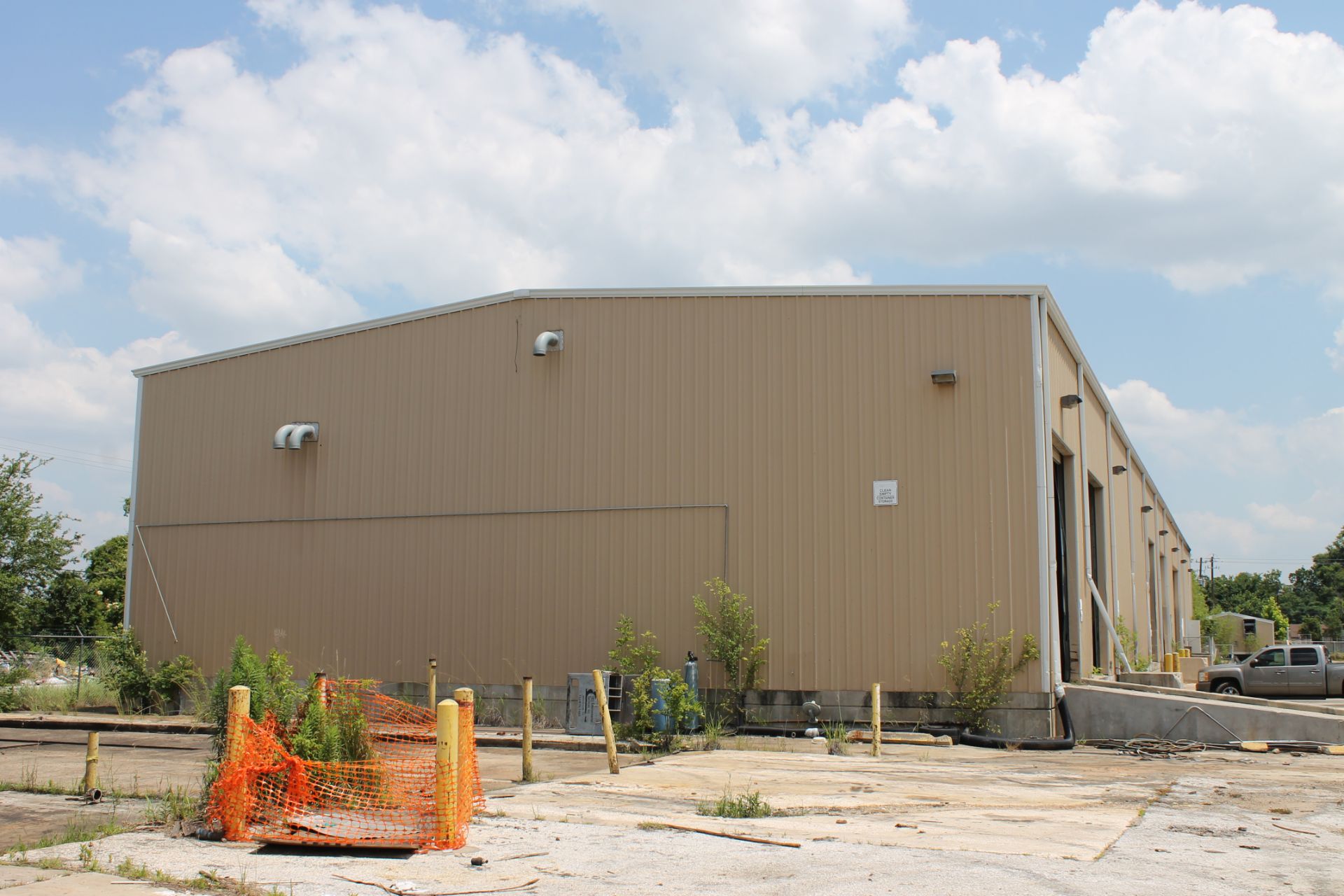 METAL BUILDING, BOLT TOGETHER CONSTRUCTION, 275'L. x 80'W. x 26' center ht., 24' eave ht., (7) - Image 5 of 5