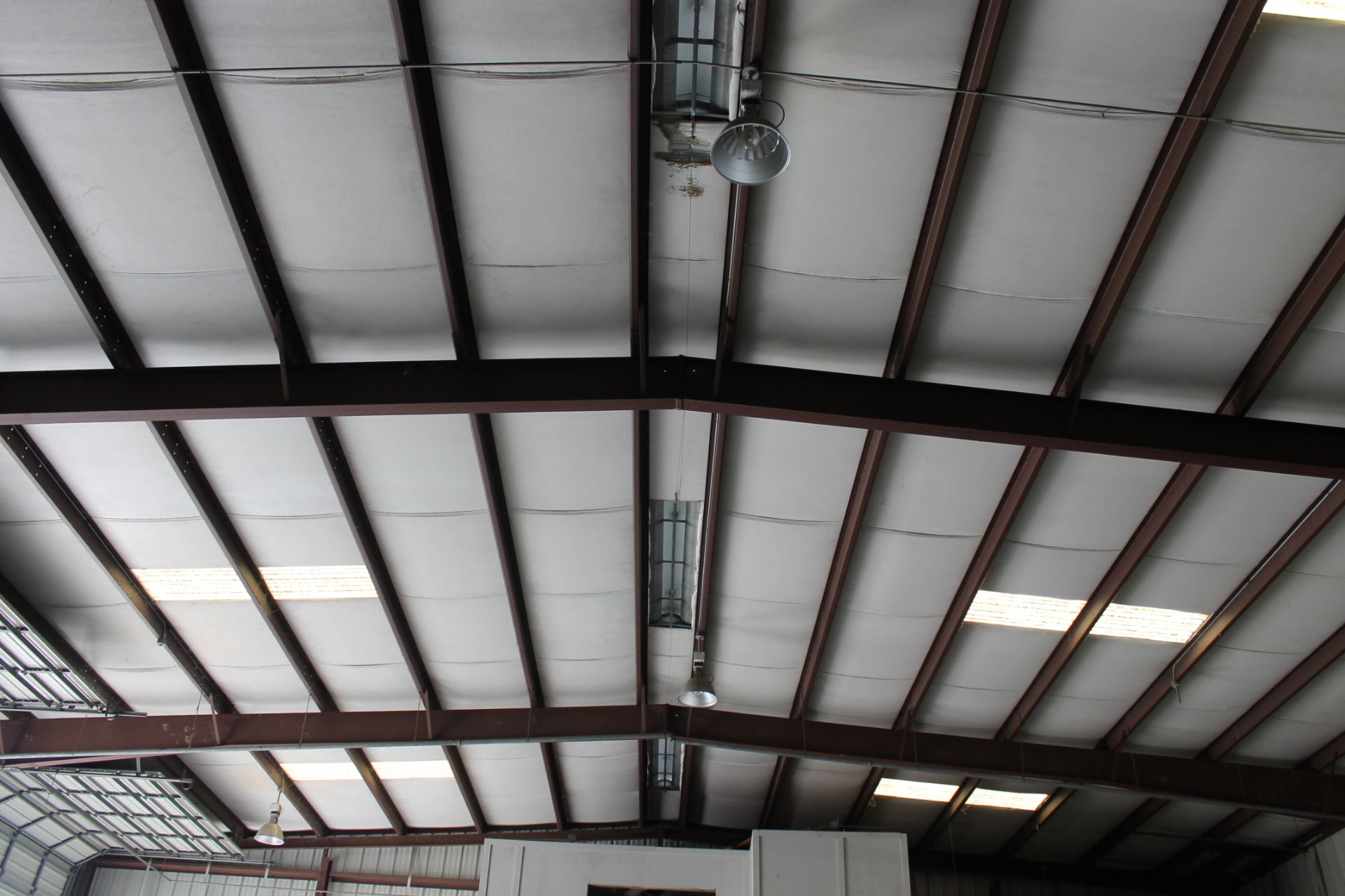 METAL BUILDING, BOLT TOGETHER CONSTRUCTION, 275'L. x 80'W. x 26' center ht., 24' eave ht., (7) - Image 2 of 5