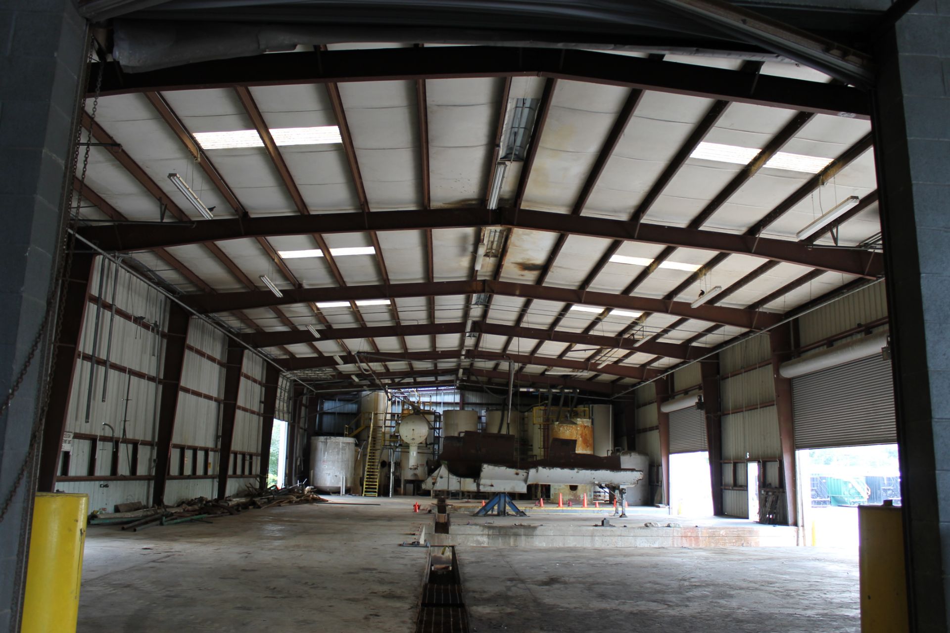 METAL BUILDING, BOLT TOGETHER CONSTRUCTION, 275'L. x 80'W. x 26' center ht., 24' eave ht., (7) - Image 3 of 5