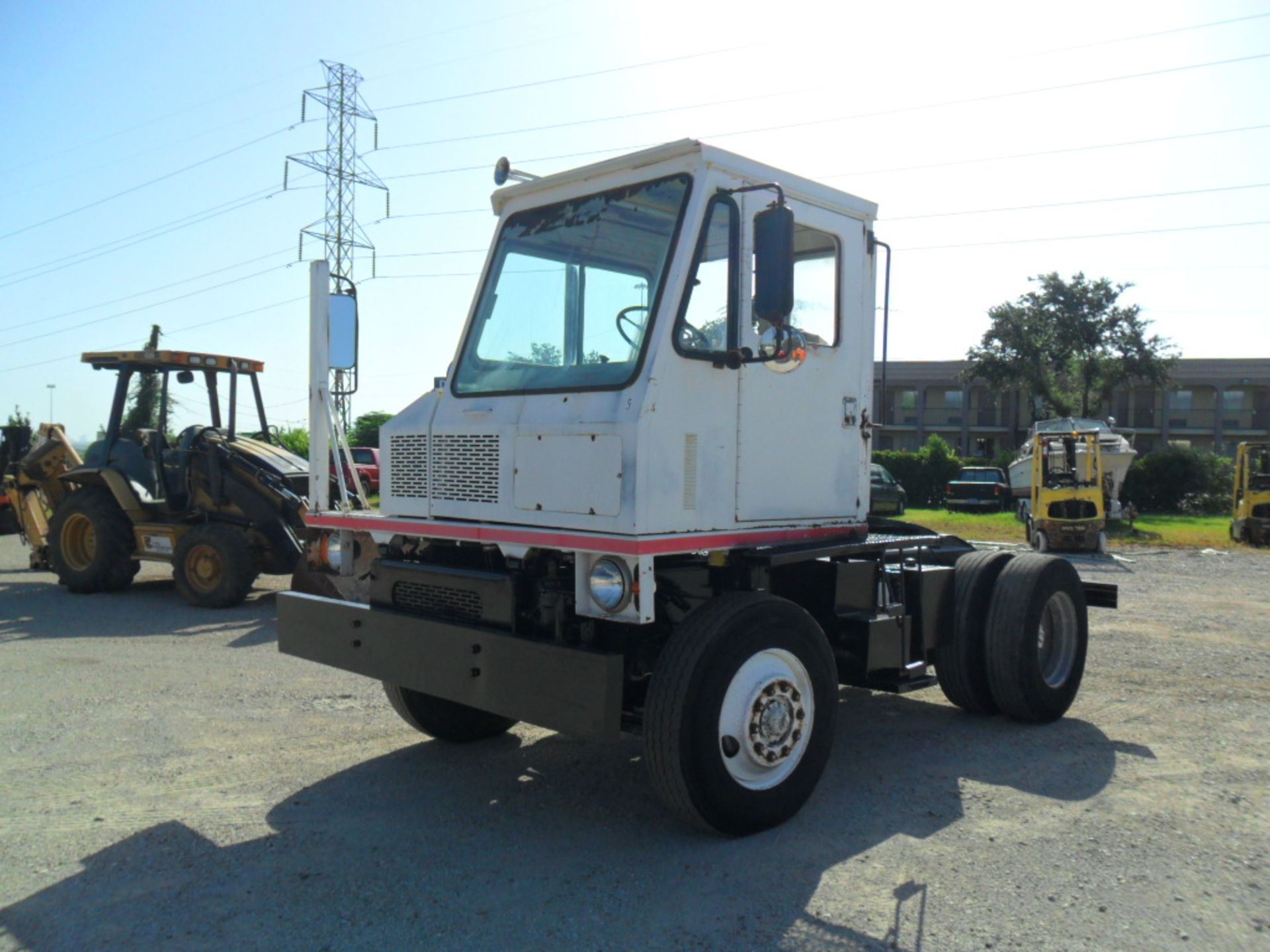 SPOTTER TRUCK, OTTAWA MDL. YY30, new 1991, Cummins diesel engine, 106" wheel base, 10,225 H.O.M., - Image 3 of 4