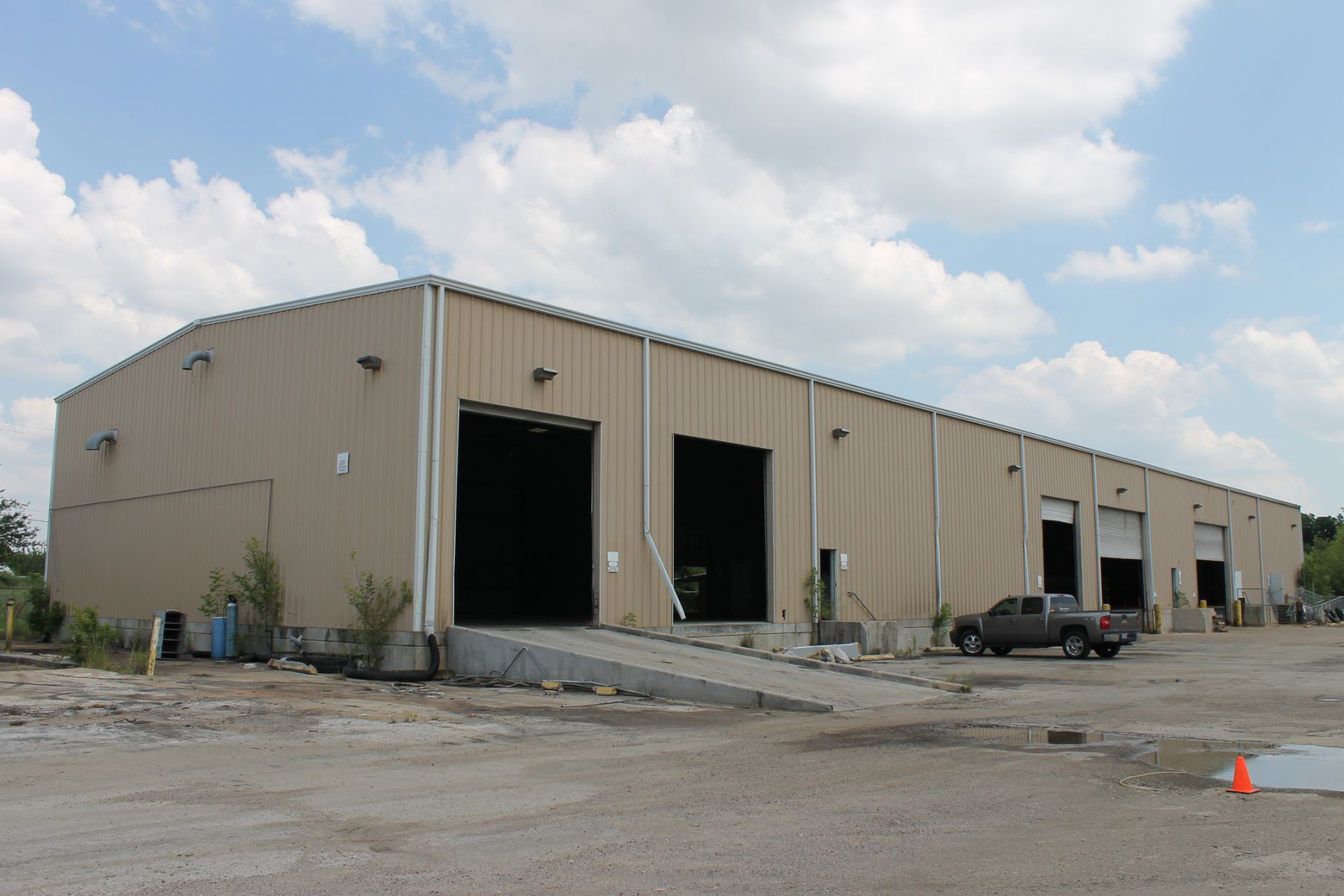 METAL BUILDING, BOLT TOGETHER CONSTRUCTION, 275'L. x 80'W. x 26' center ht., 24' eave ht., (7)