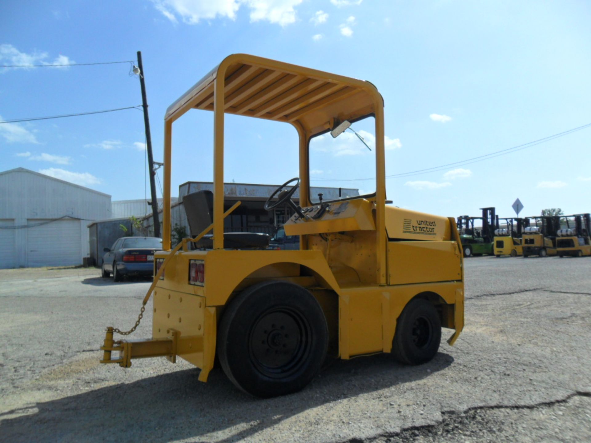 TOW TRACTOR, UNITED 3,400 LB. CAP. MDL. SM340F-5, S/N 17038   ($75 loading charge)  (Location M - - Image 4 of 5