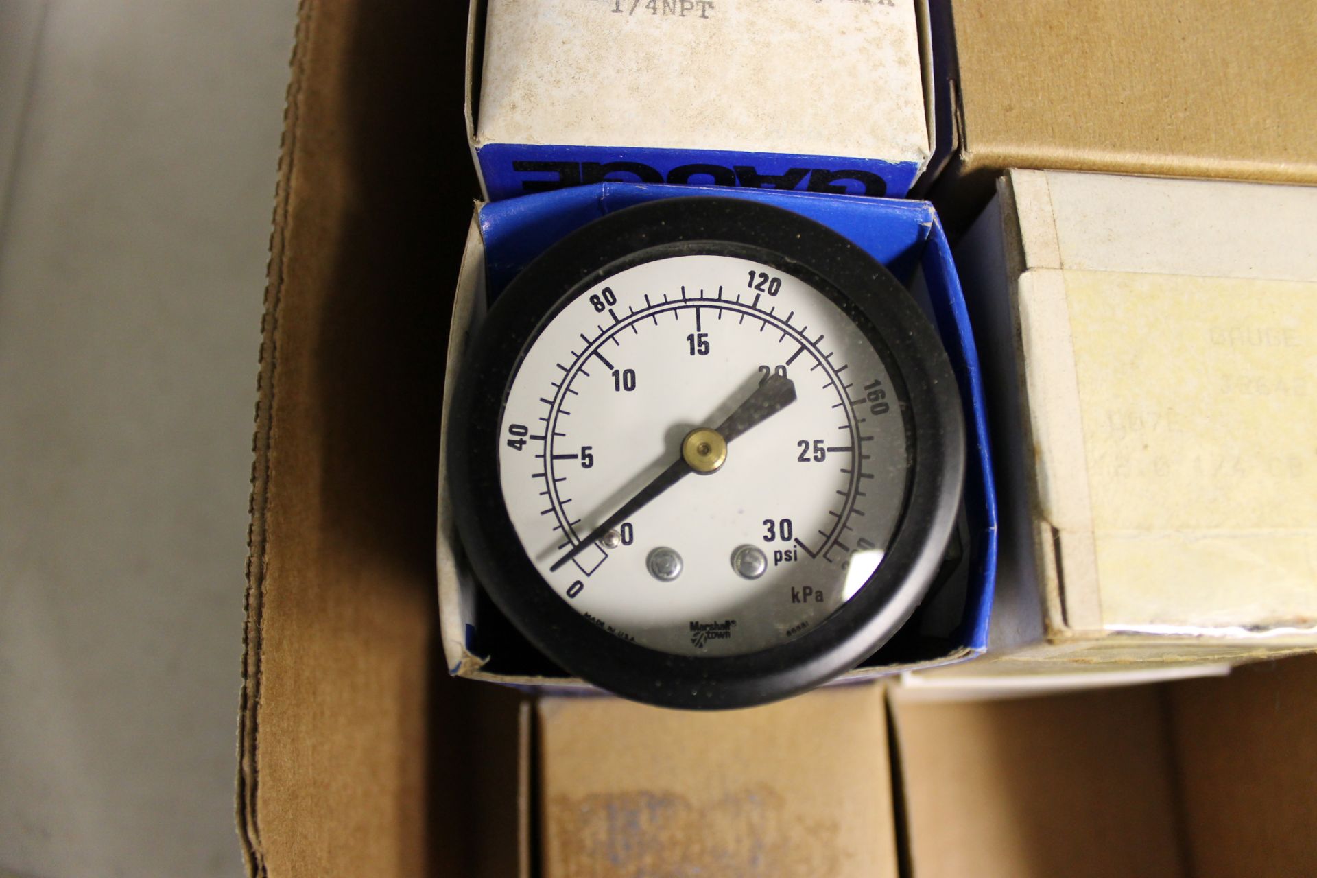 LOT OF UNUSED PRESSURE GAUGES, (Approx. 19)  MARSHALLTOWN, 2.0", 23B, 0/30+200 KPA, back connection, - Image 2 of 2