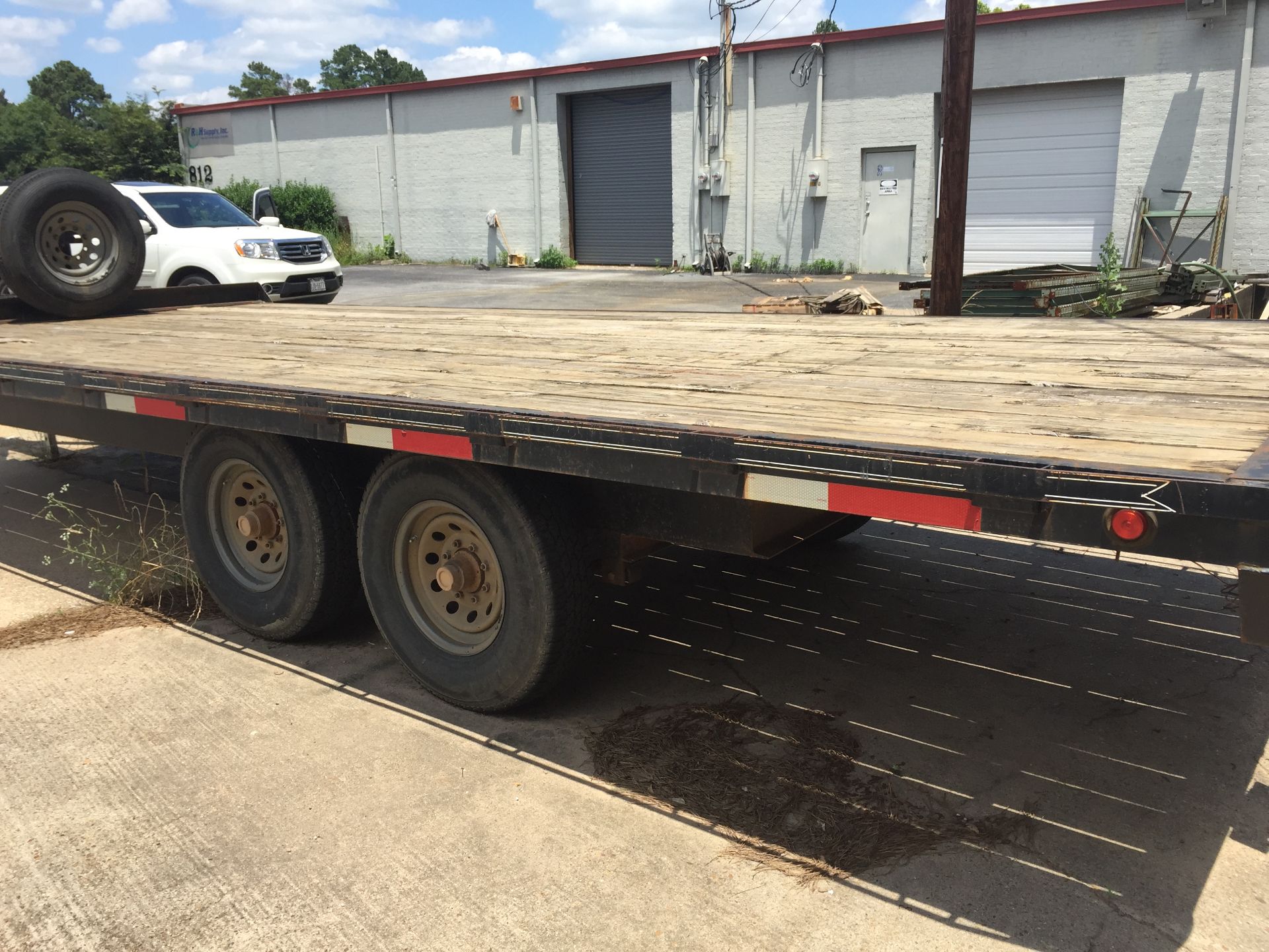 FLATBED TRAILER, new 2007, Â 20'L, 2,800 lb. empty weight, 11,200 carrying capacity