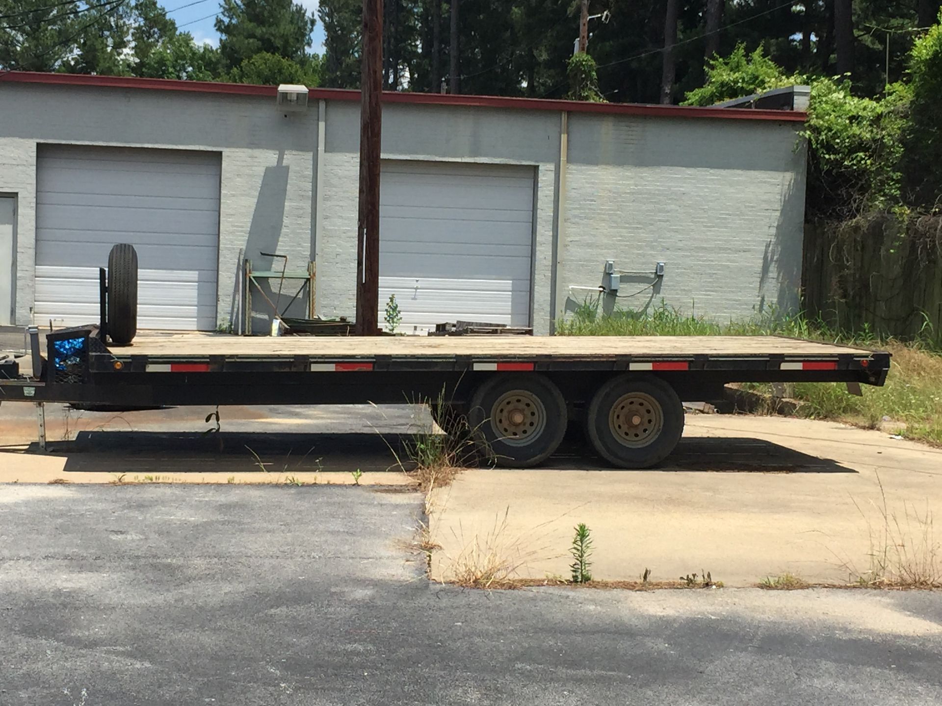 FLATBED TRAILER, new 2007, Â 20'L, 2,800 lb. empty weight, 11,200 carrying capacity - Image 2 of 4