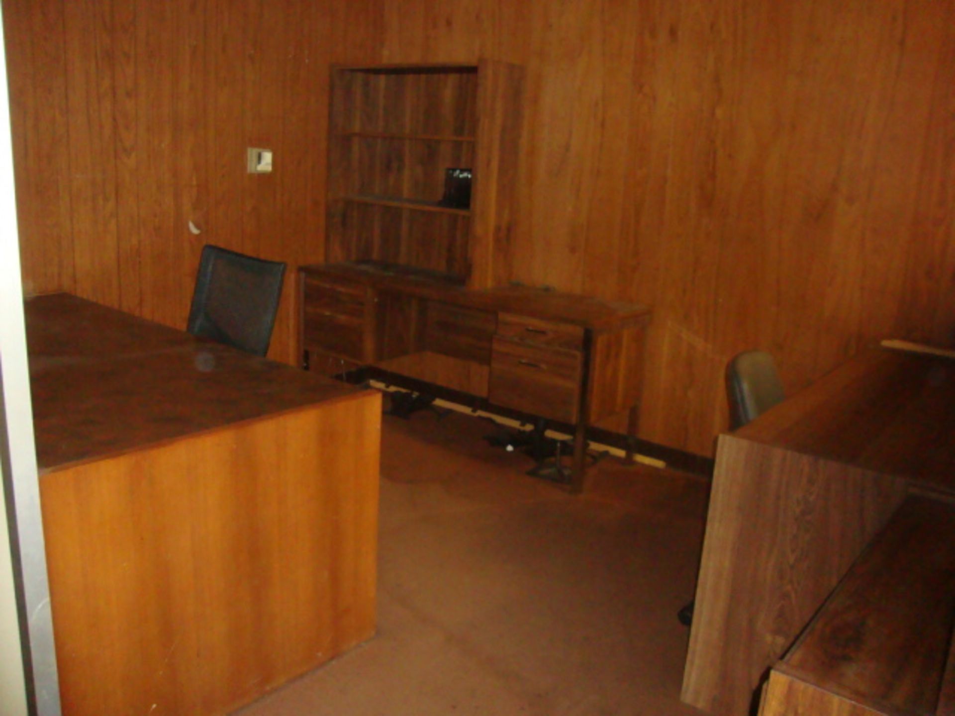 LOT OF OFFICE FURNITURE: desk, cabinets, partitions - Image 3 of 4