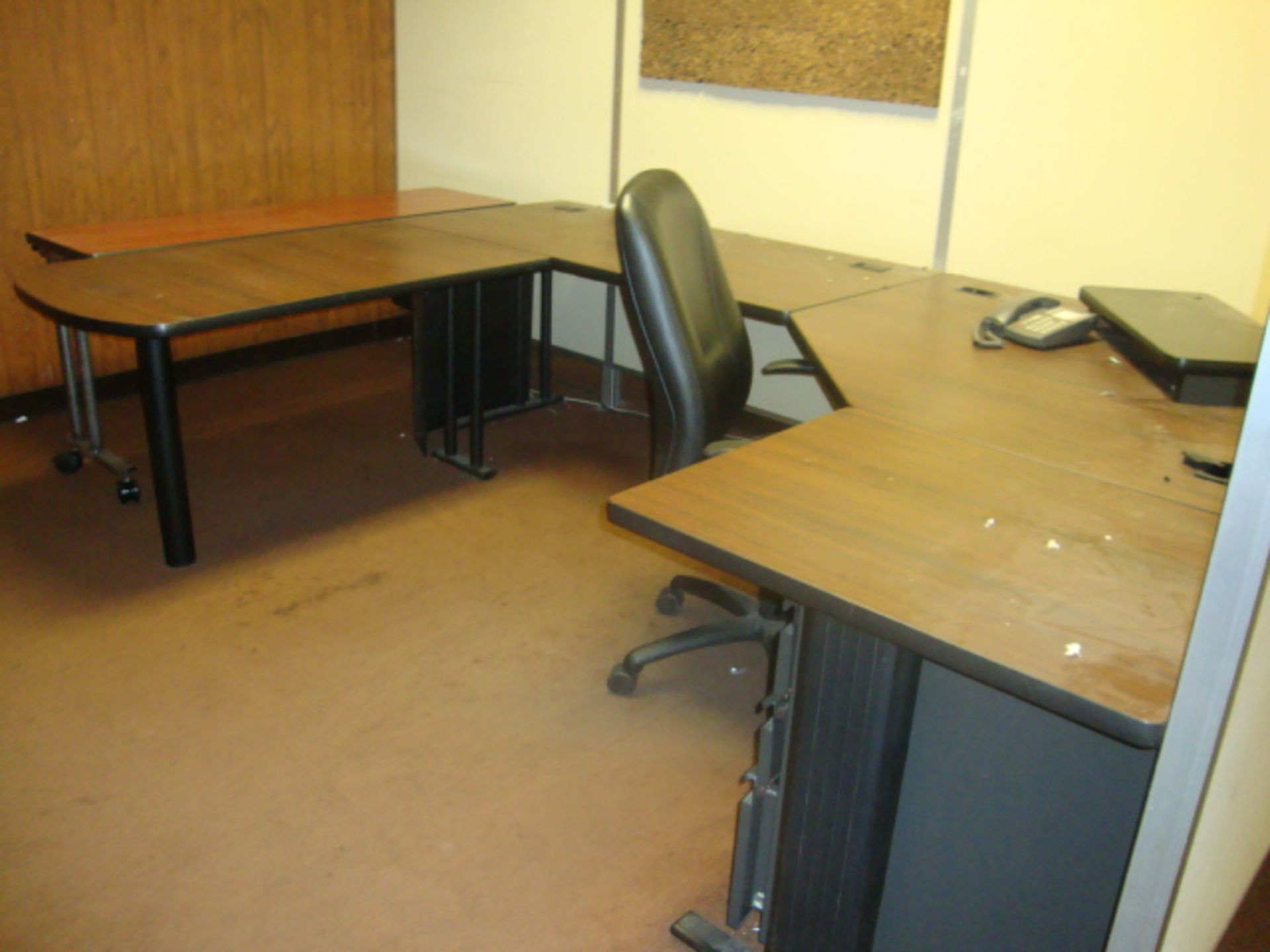 LOT OF OFFICE FURNITURE: desk, cabinets, partitions - Image 2 of 4