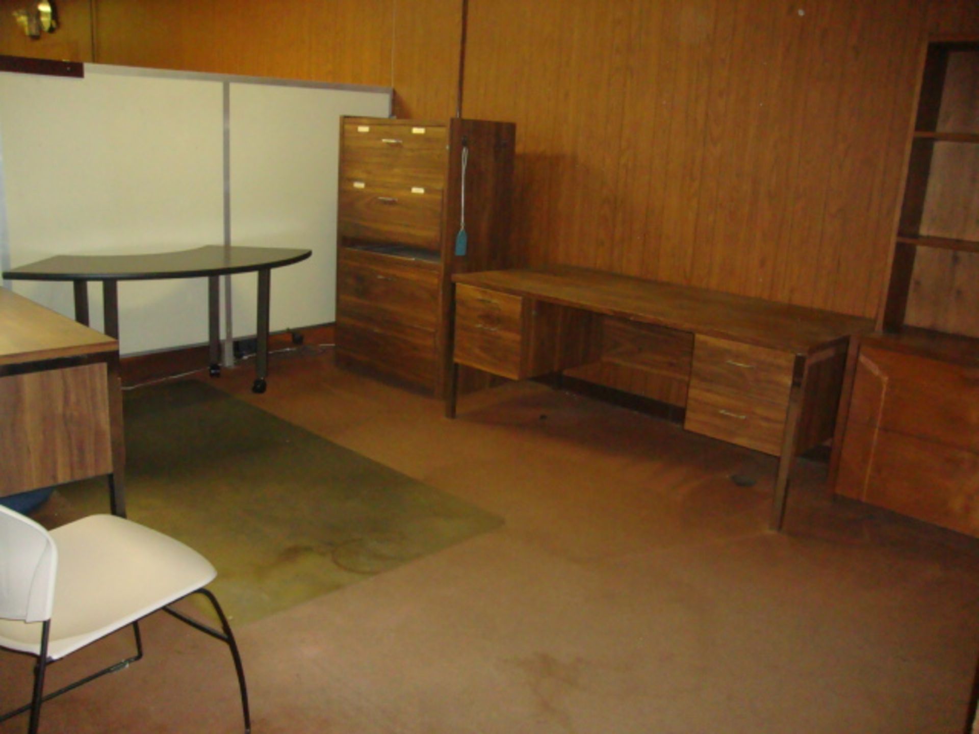 LOT OF OFFICE FURNITURE: desk, cabinets, partitions - Image 4 of 4