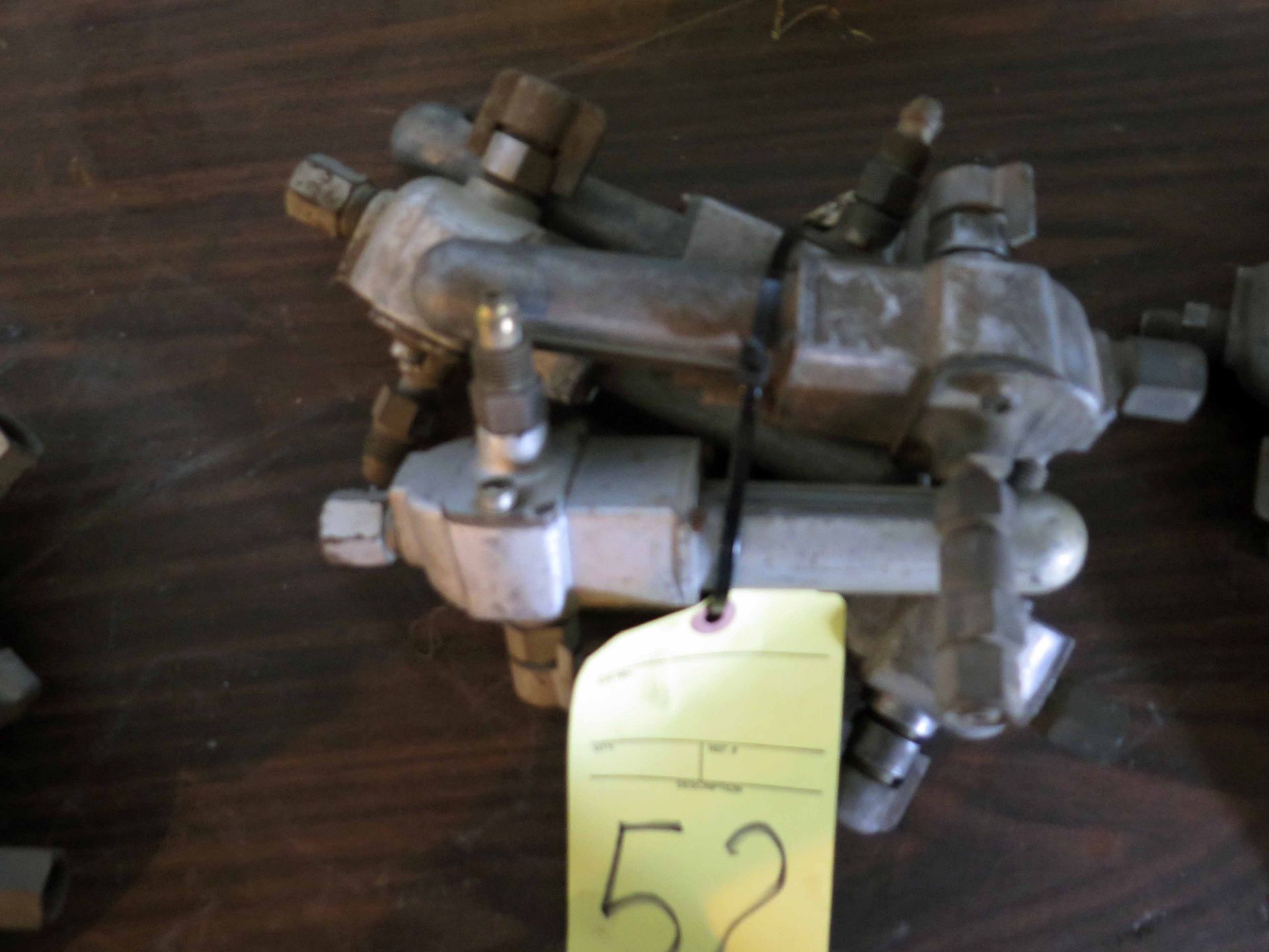 LOT OF AIR REGULATORS (5)