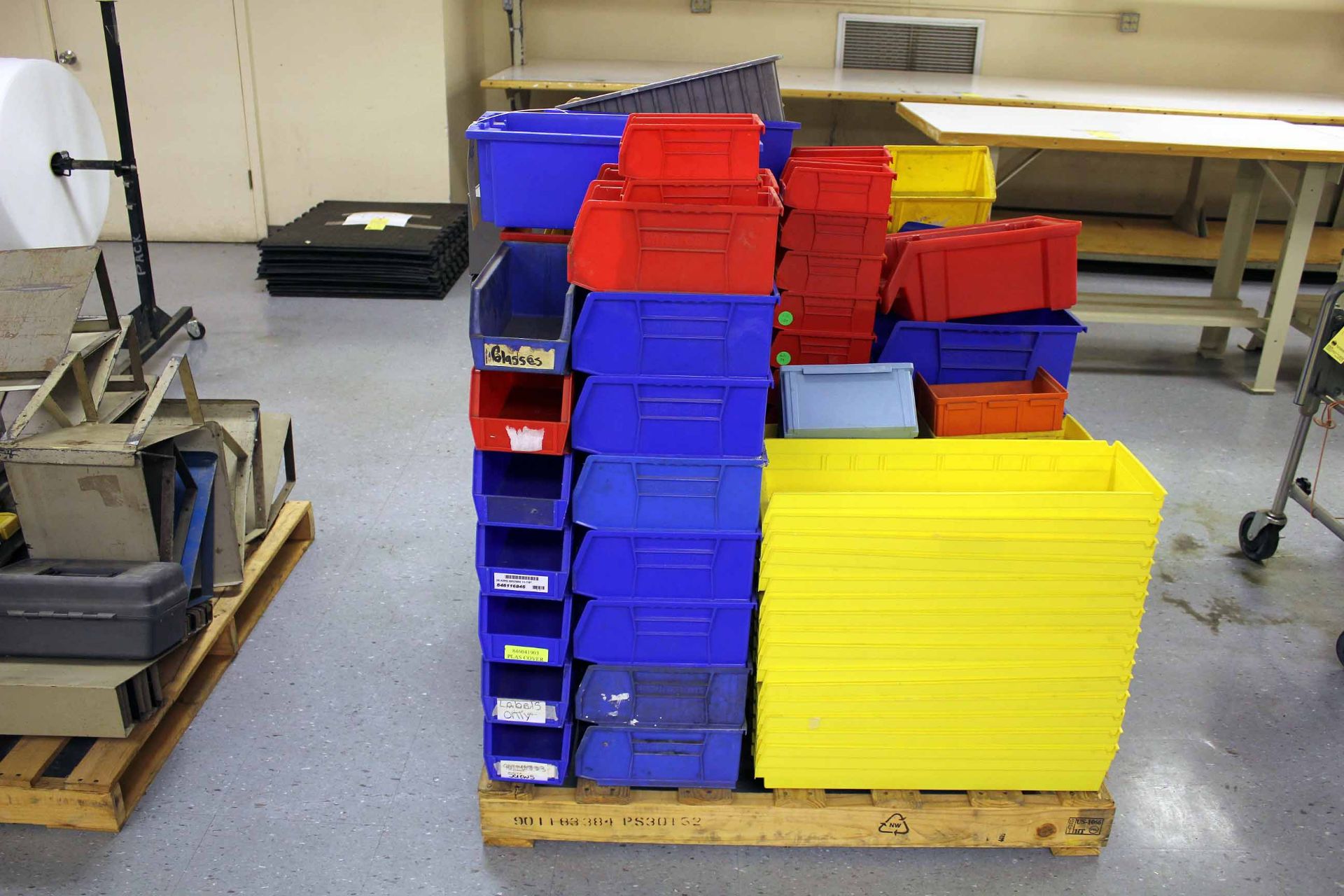 LOT OF STORAGE PANS & SMALL RACKS  (on two pallets) - Image 2 of 3