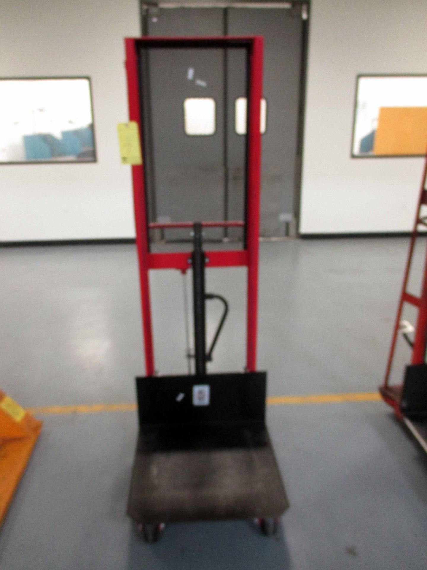 HYDRAULIC PLATFORM LIFTER, DAYTON 1,000 LB. CAP., Mdl. 2MPTZ