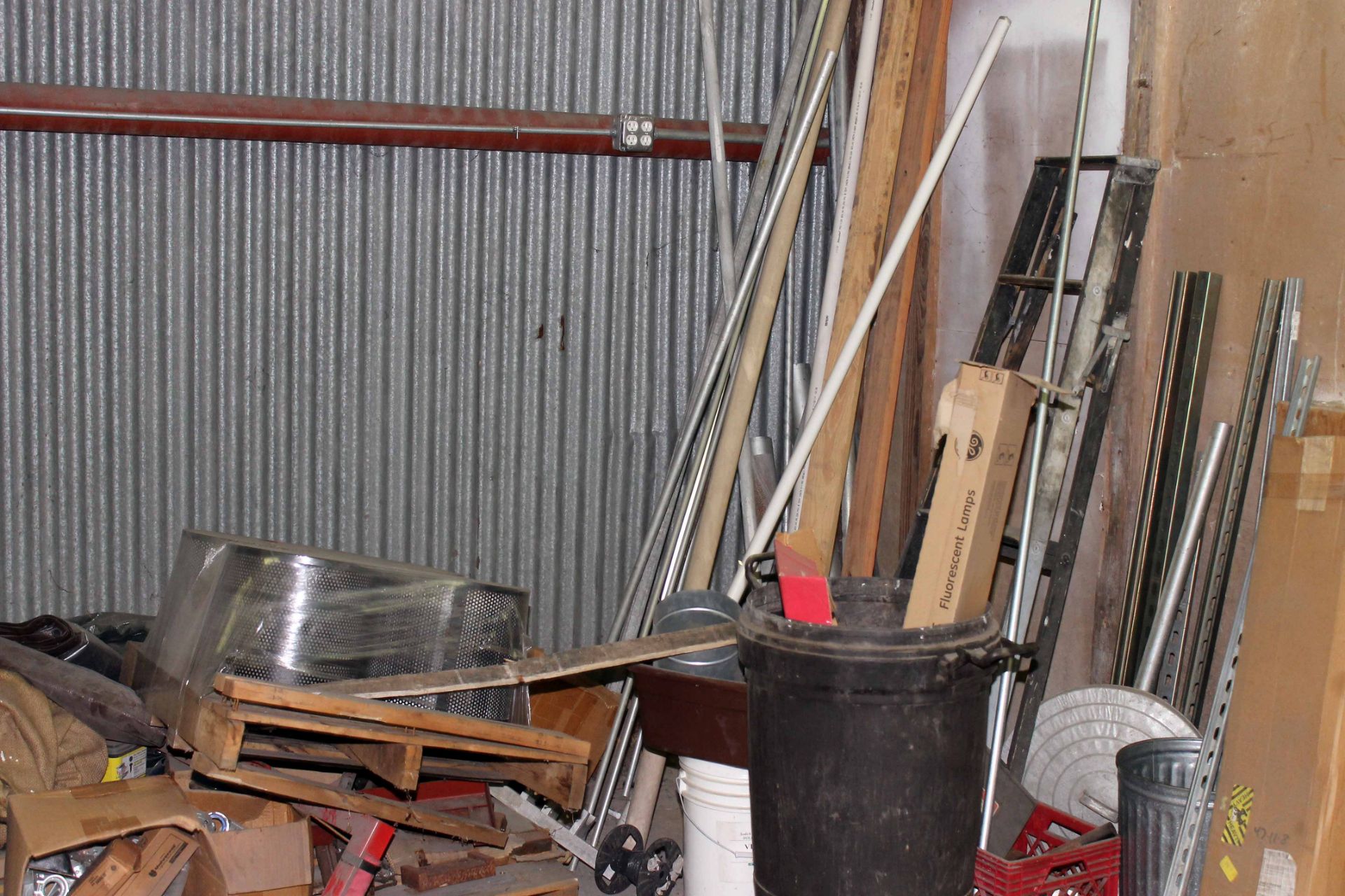 LOT REMAINING CONTENTS IN BARN: scrap metal & articles (large quantity) (excluding tagged items & - Image 10 of 10