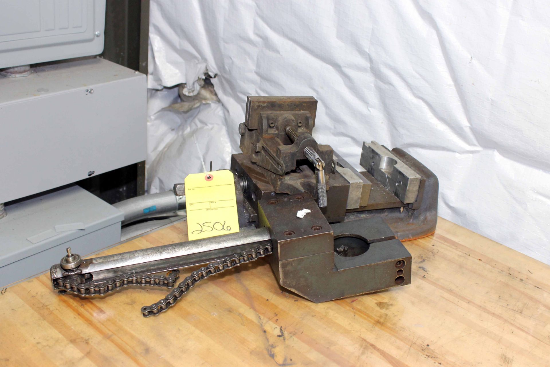 LOT CONSISTING OF BRIDGEPORT MACHINE VISE, SMALL VISE, RIGHT ANGLE ATTACHMENT, assorted