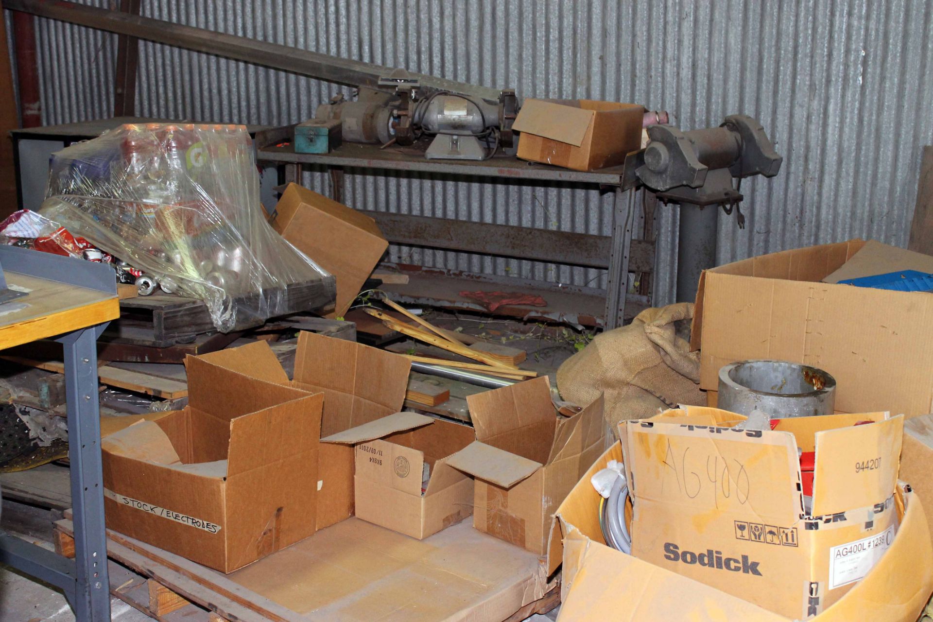 LOT REMAINING CONTENTS IN BARN: scrap metal & articles (large quantity) (excluding tagged items & - Image 9 of 10