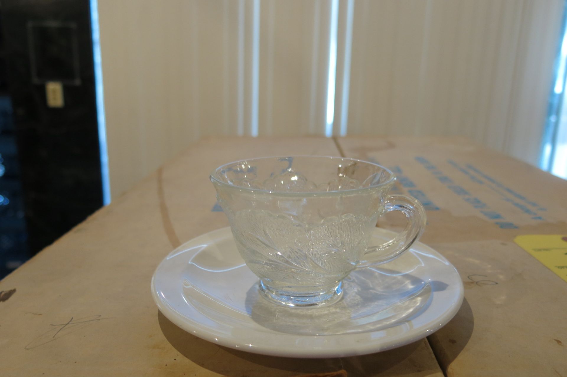 LOT OF TEA CUPS, clear leaf, (288)