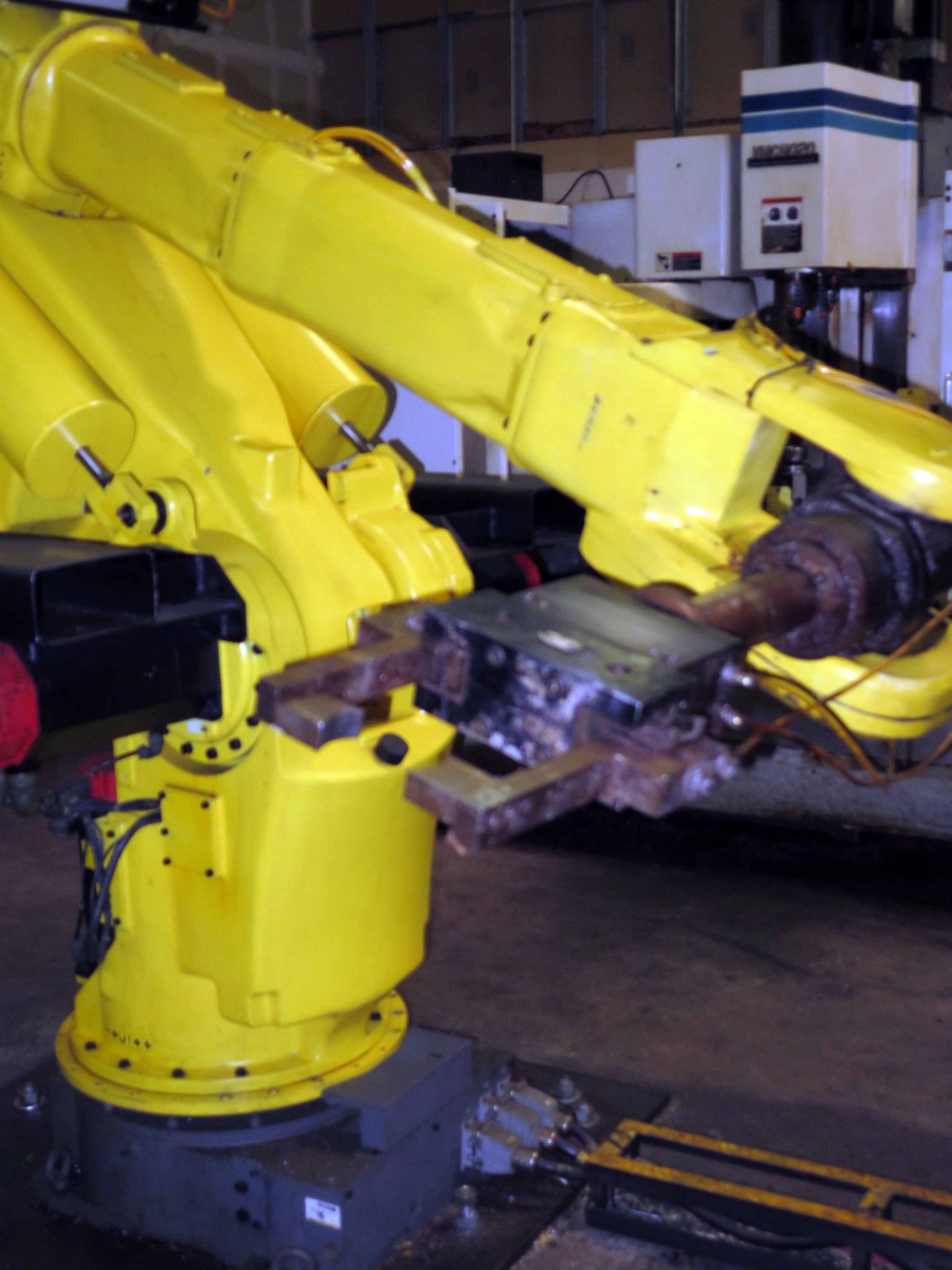 6-AXIS ROBOT, FANUC MDL. S-420iW, 341 lb. payload, 112.2" high reach, end effector, S/N E98506942 - Image 2 of 3