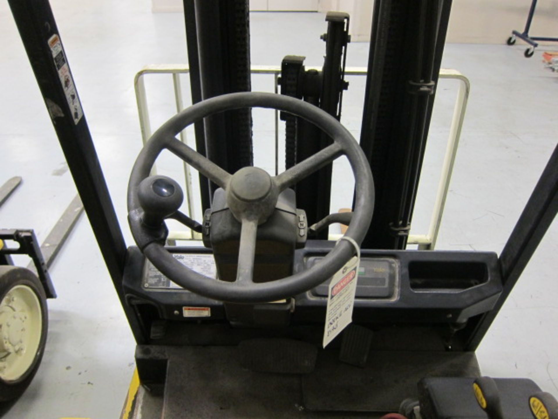 ELECTRIC FORKLIFT, YALE 3,000 LB. CAP. MDL. ERP030TGN36TE094, new 2001, 94" triple stage mast, - Image 4 of 7