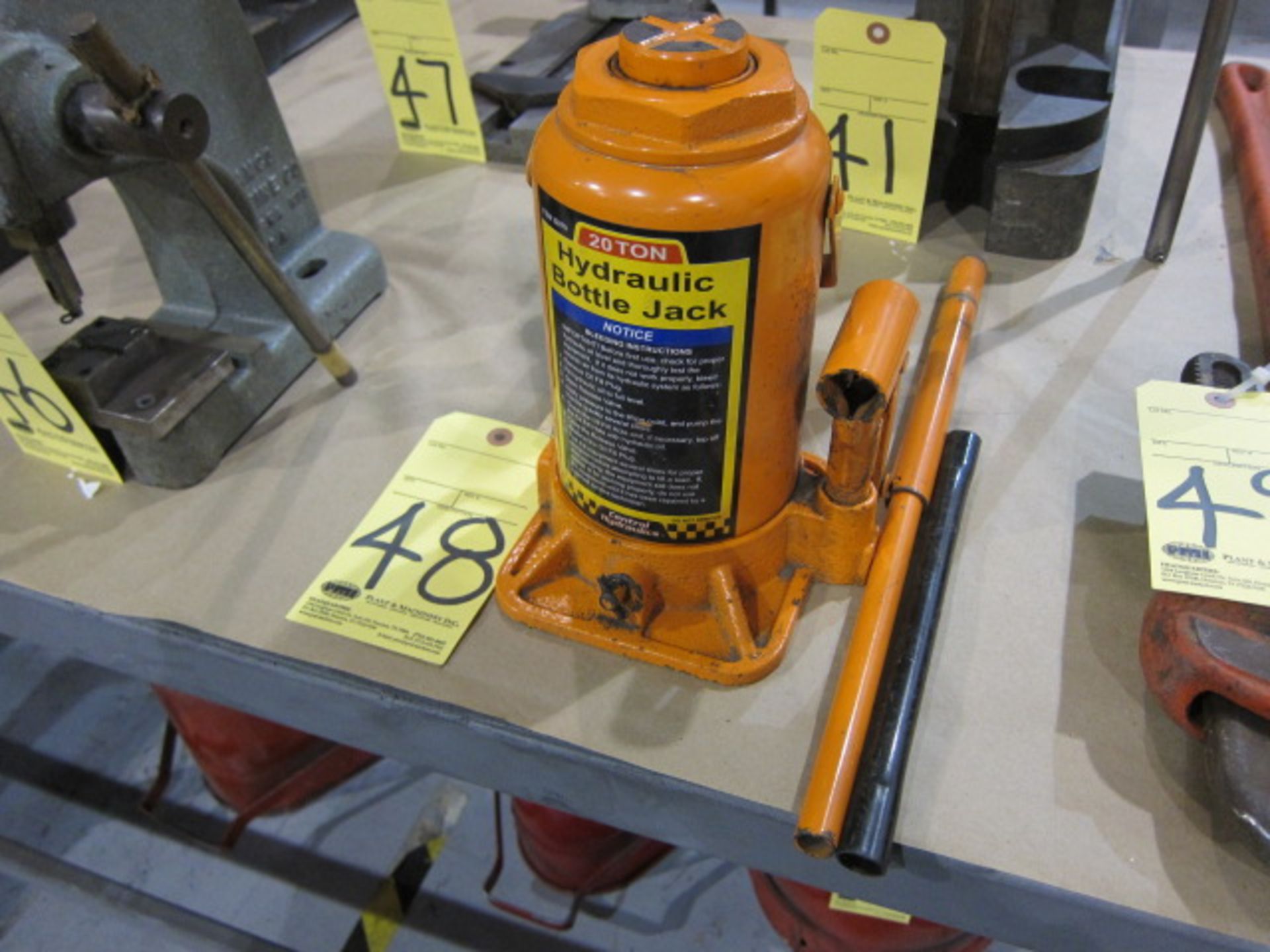 HYDRAULIC BOTTLE JACK, 20 T. cap.