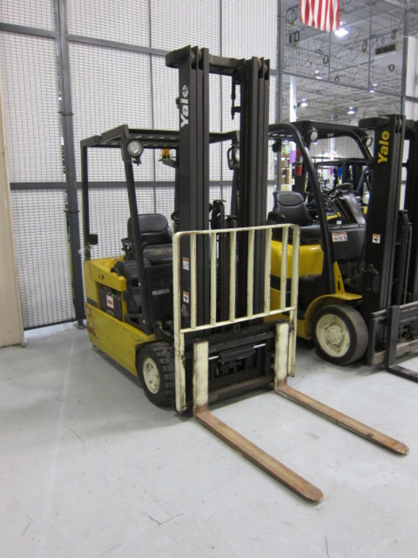 ELECTRIC FORKLIFT, YALE 3,000 LB. CAP. MDL. ERP030TGN36TE094, new 2001, 94" triple stage mast, - Image 2 of 7