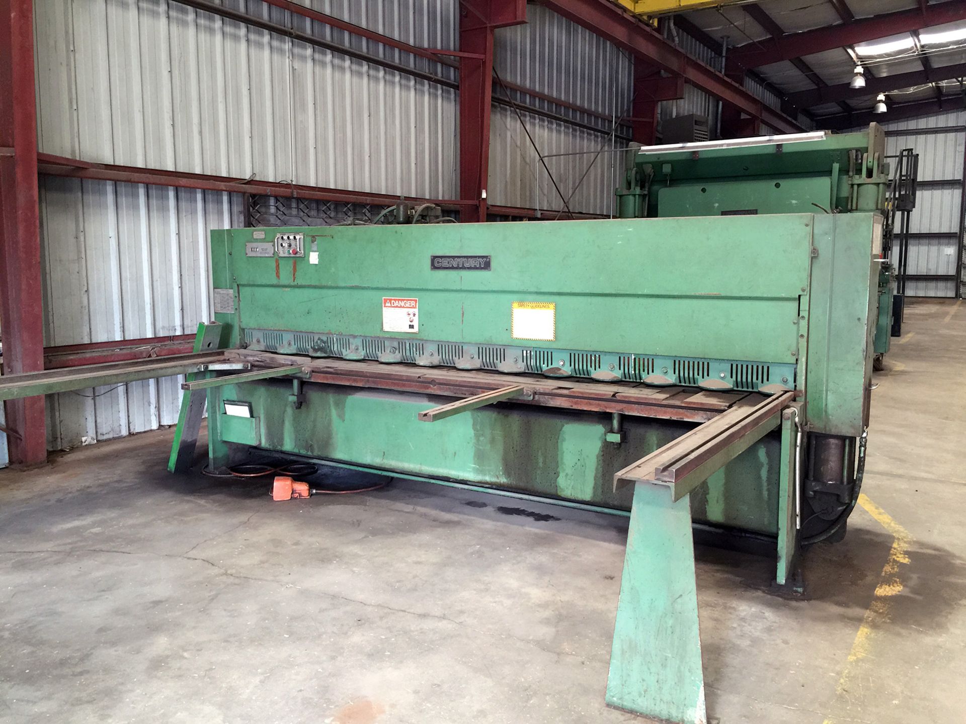 HYDRAULIC POWER SQUARING SHEAR, CINCINNATI 12' X 1/4" MDL. 2H12, 1/4" mile steel, 3/16" stainless, - Image 2 of 6