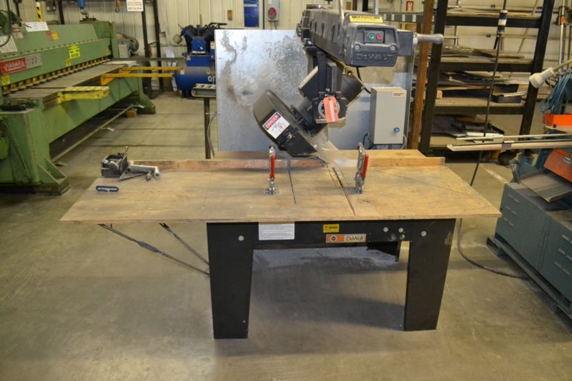 (2006) DEWALT 20 IN. RADIAL ARM SAW, S/N 84020024, 7-1/2 HP