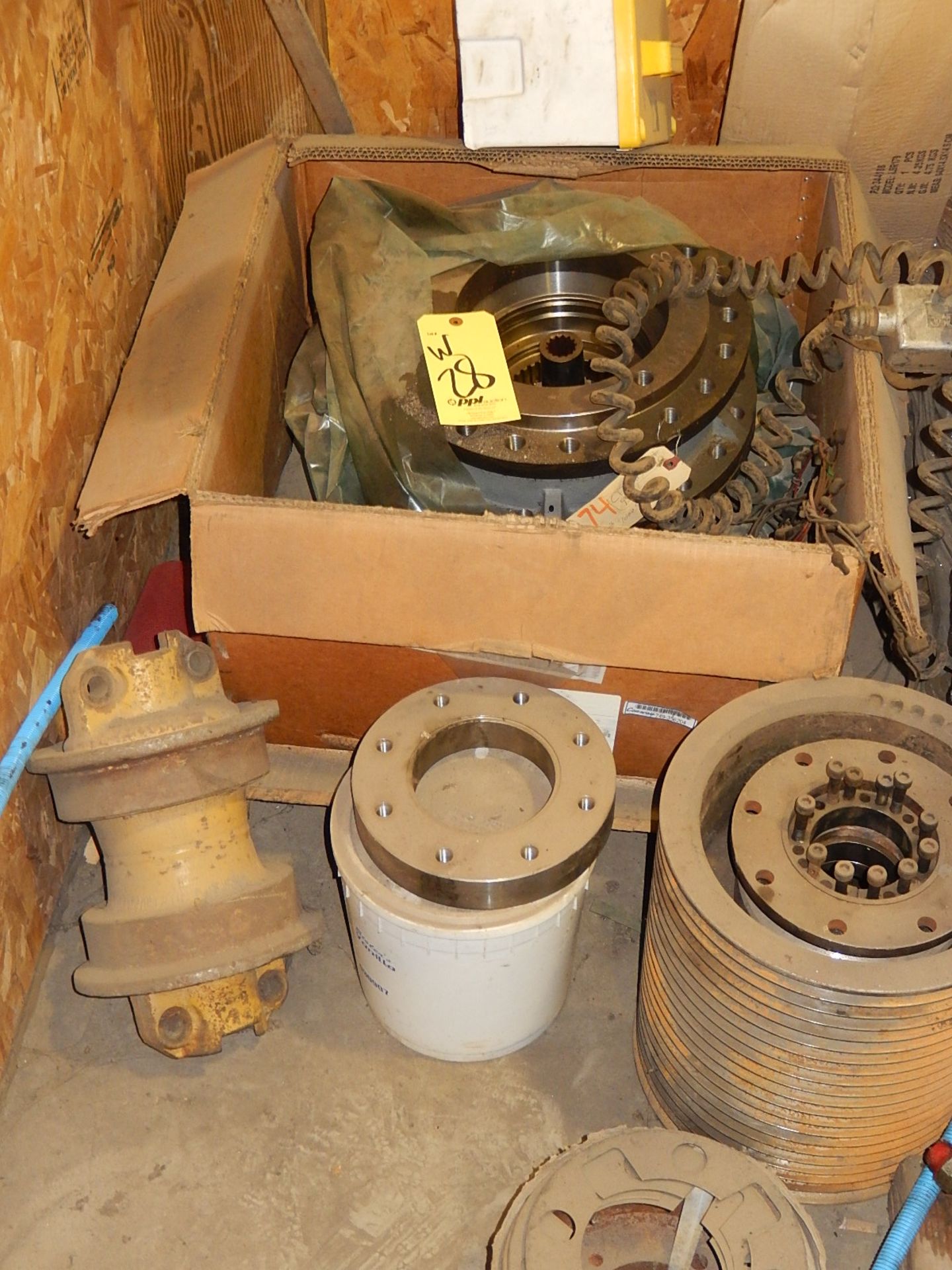 LOT: Assorted Cold Planer Parts & Inventory: Hydraulic Pumps, Crusher Parts, Mill Parts, Filters, - Image 5 of 13