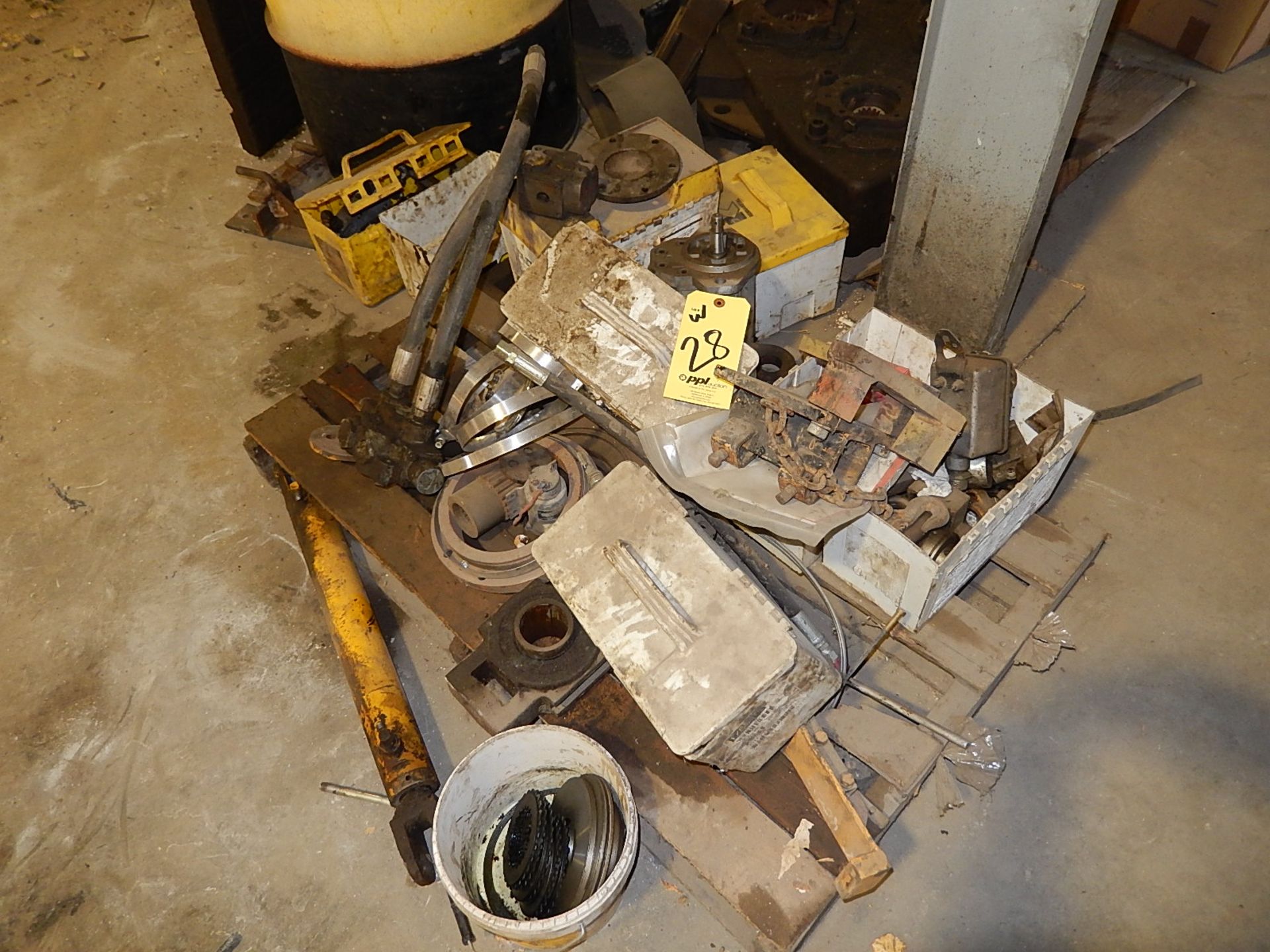 LOT: Assorted Cold Planer Parts & Inventory: Hydraulic Pumps, Crusher Parts, Mill Parts, Filters, - Image 8 of 13