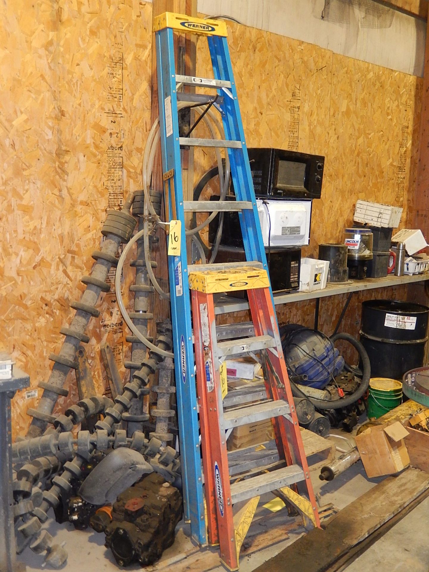 LOT: (1) Werner 8 ft. Fiberglass Step Ladder (Sioux Falls, SD), Werner 4 ft. Fiberglass Step
