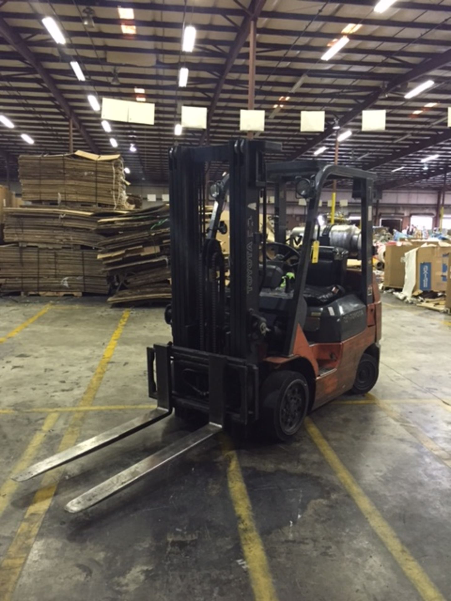 Toyota Model 7FGOU25 LP Lift Truck, s/n 83907, 4500 lb capacity, 189" reach, 3-stage mast, side