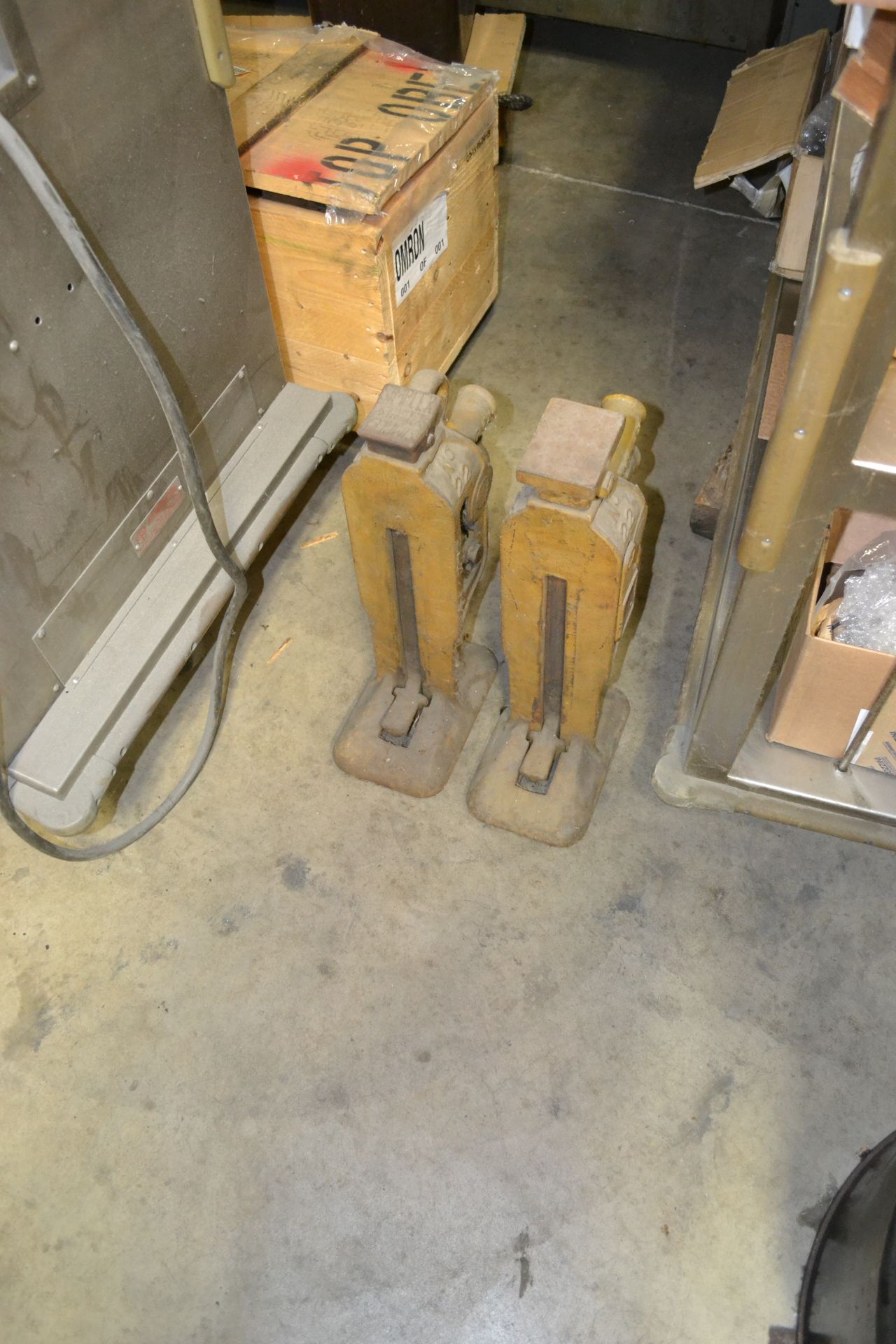 LOT: (2) Assorted 5 Ton Manual Toe Jacks