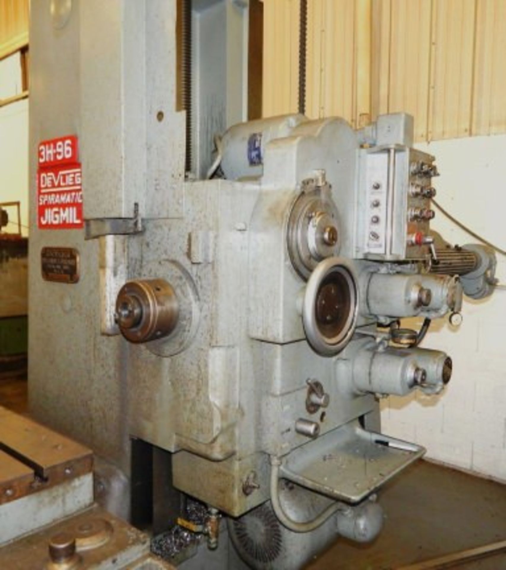 3" DEVLIEG 3H-96 SPIRAMATIC, 3'' SPINDLE DIAMETER, 16 SPEEDS, 25-1200 RPM, #40 SPINDLE TAPER, - Image 3 of 7