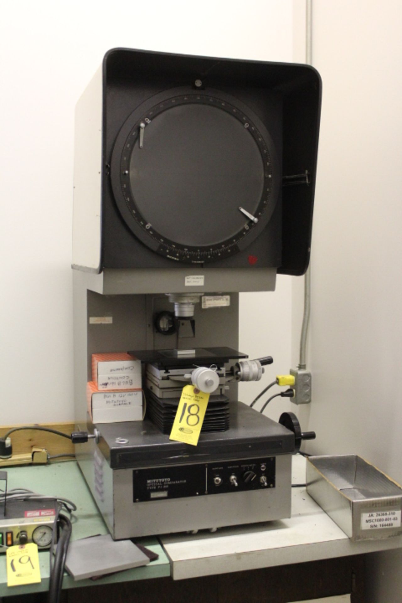 MITUTOYO PJ-300 OPTICAL COMPARATOR