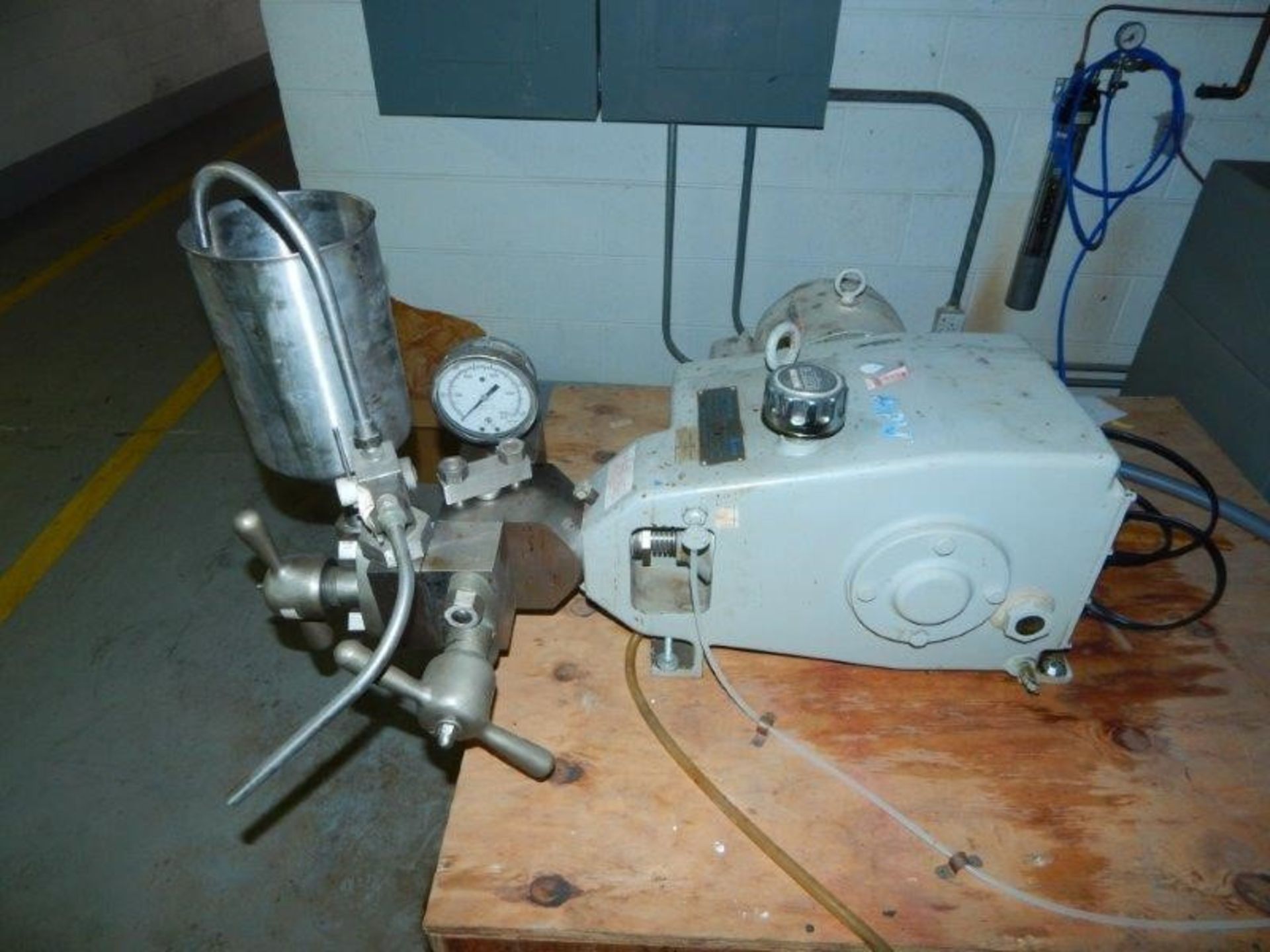 (1) USED APV GAULIN HOMOGENIZER, MODEL 15MR-8TBA, S/N 39011388, 8000 MAX PSIG, 3 HP MOTOR - Image 5 of 5