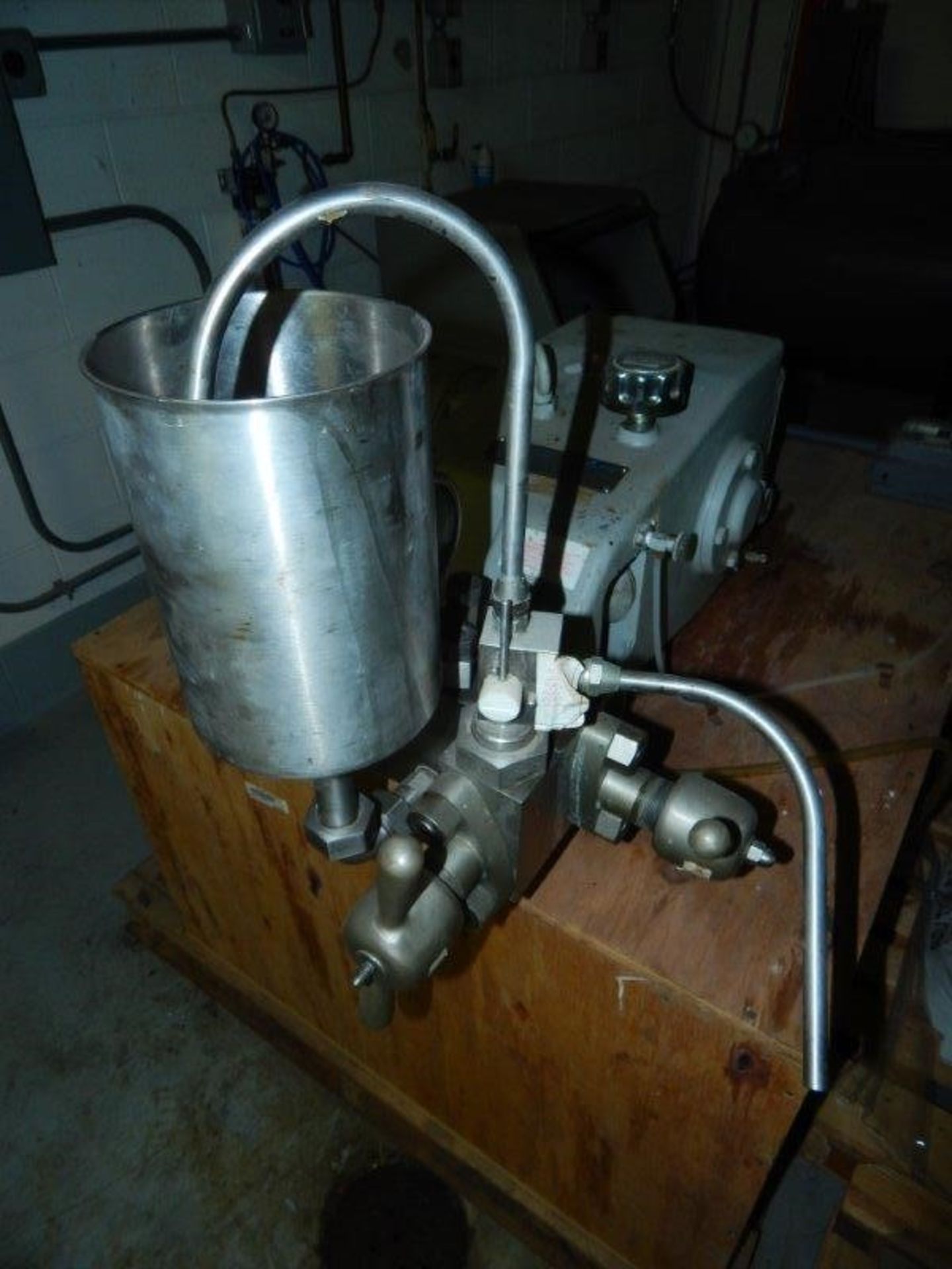 (1) USED APV GAULIN HOMOGENIZER, MODEL 15MR-8TBA, S/N 39011388, 8000 MAX PSIG, 3 HP MOTOR - Image 4 of 5