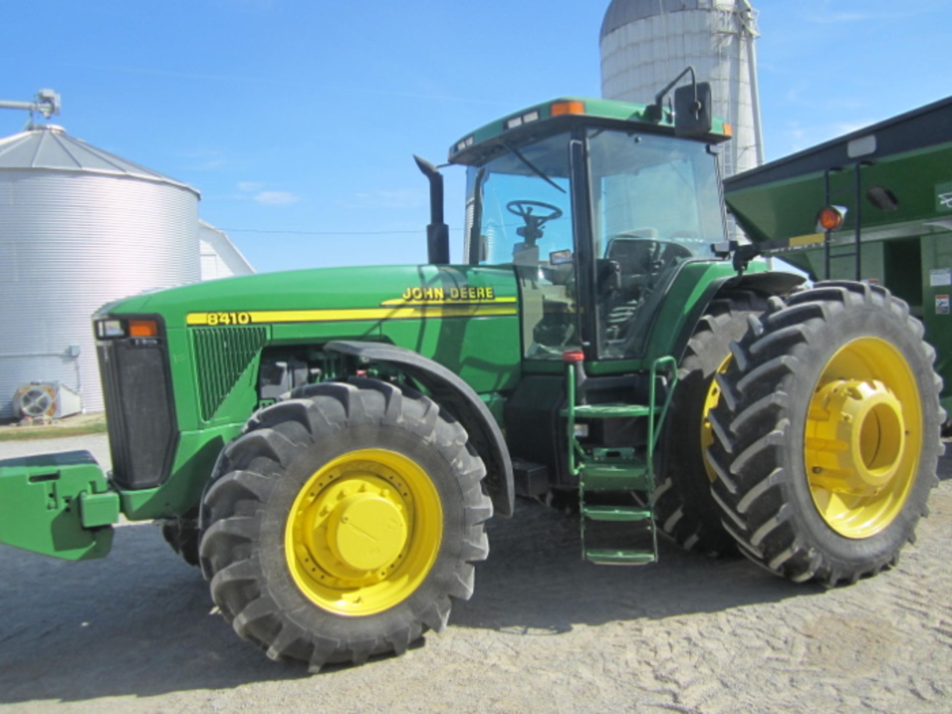 Lot 11: 2000 John Deere 8410 FWA tractor, 5,243 hrs, Michelin front tires 16.9R30 90% Michelin