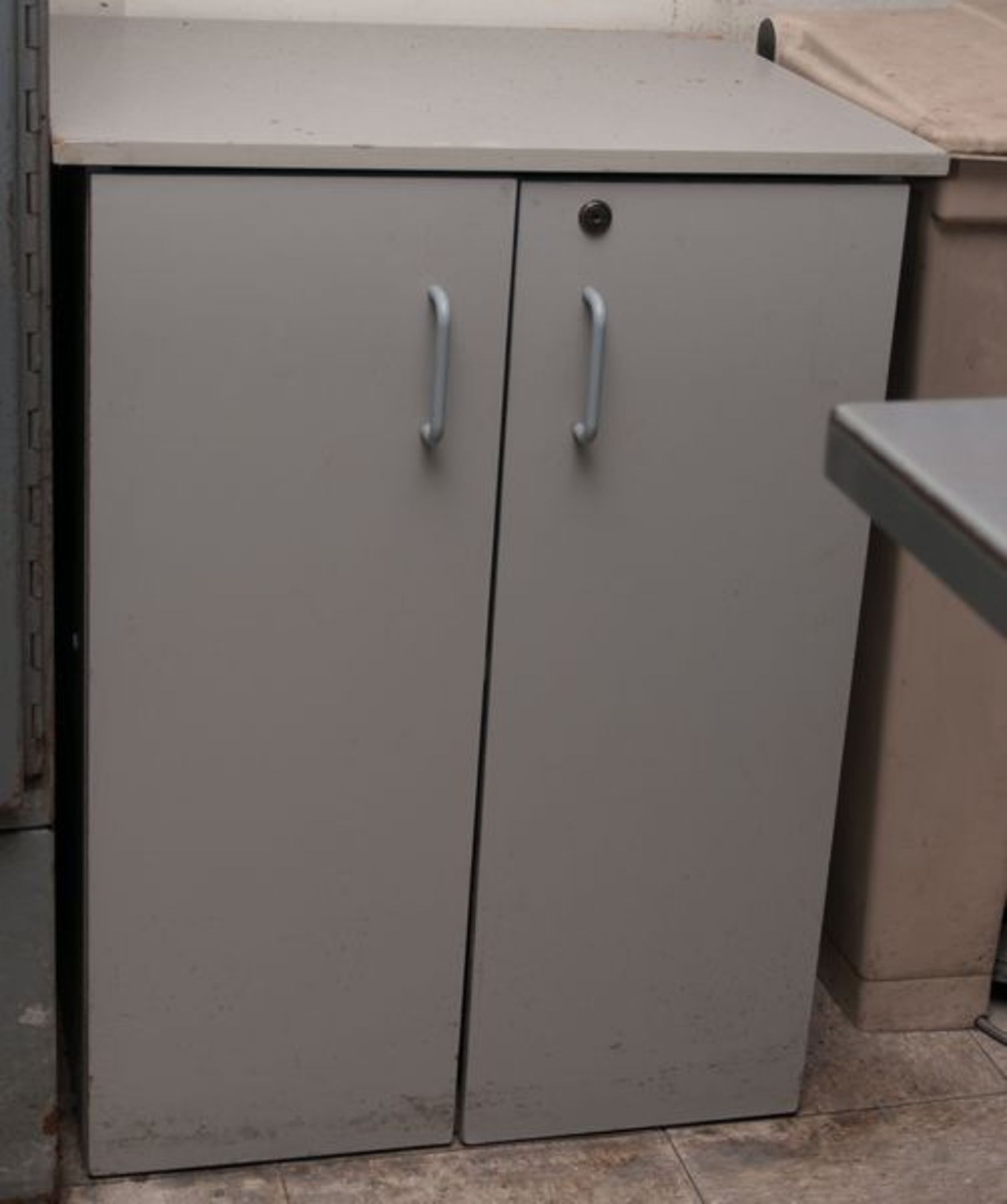 WORK DESK; CHAIRS; COMPUTER CABINETS AND FILE CABINETS (L-531) - Image 2 of 5