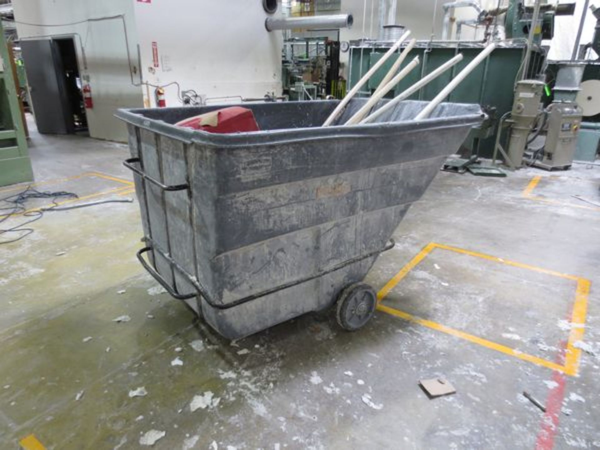 Plastic dump carts…various sizes…approx. 7 in building - Image 2 of 3