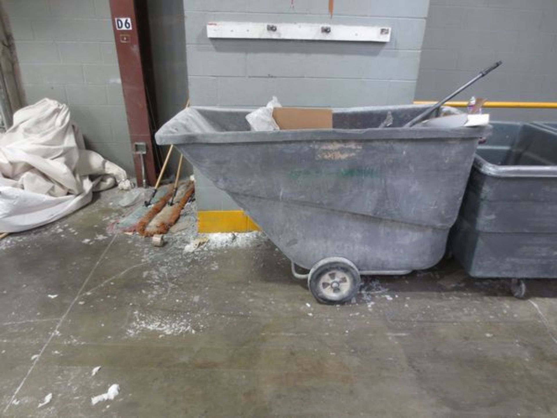 Plastic dump carts…various sizes…approx. 7 in building - Image 3 of 3