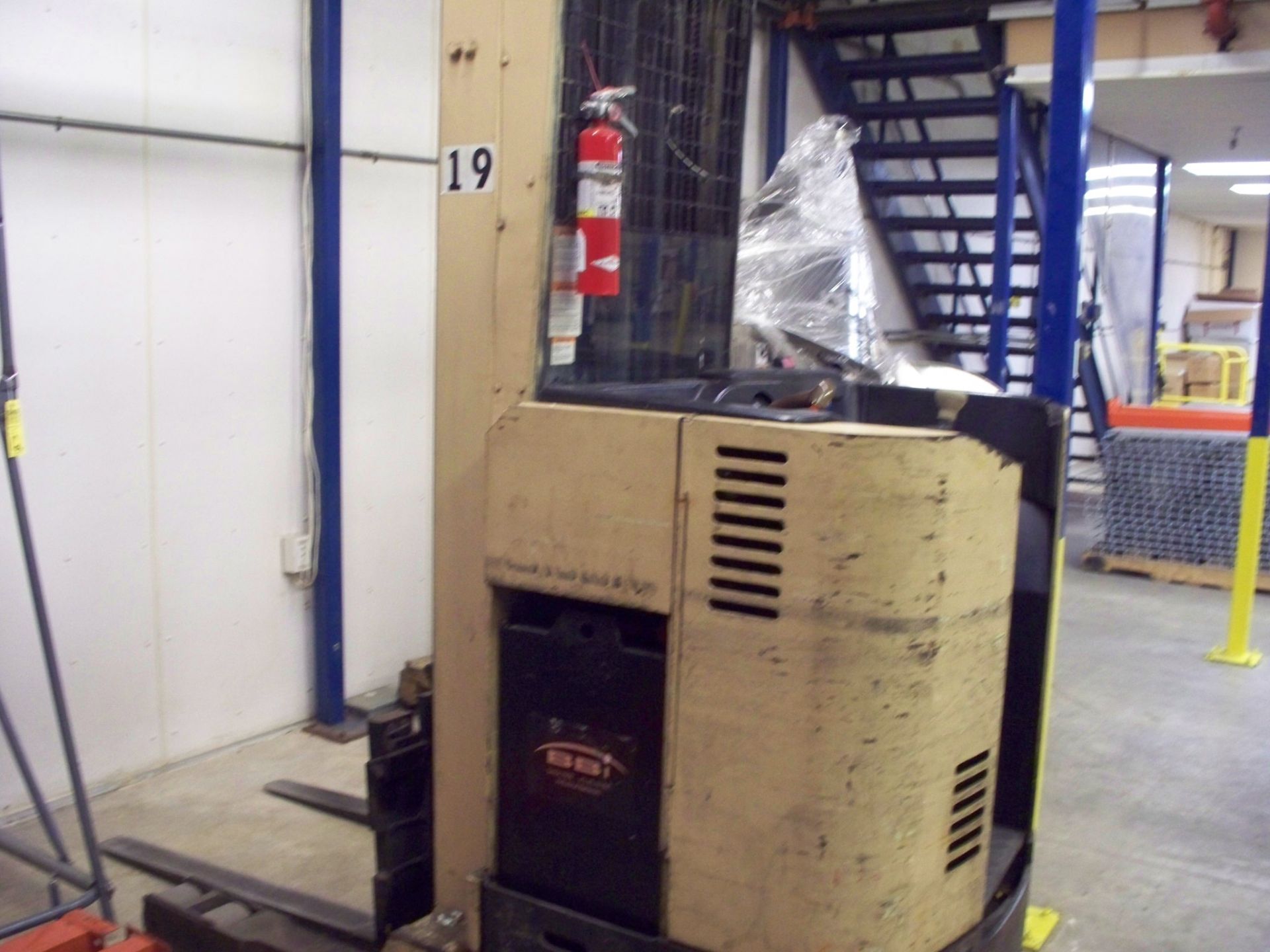 CROWN ELECTRIC REACH TRUCK - 3500LB CAPACITY / 3 STAGE (#19) - Image 4 of 4