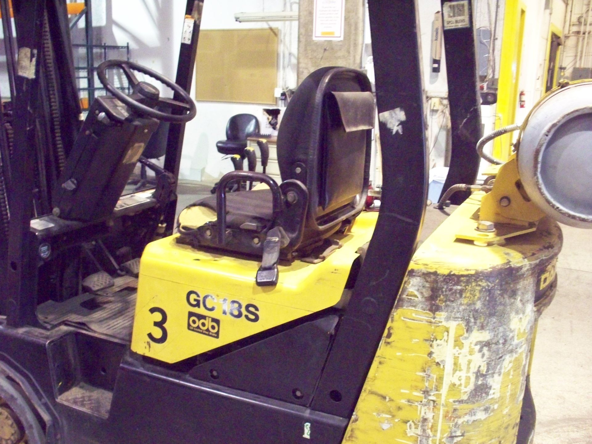 DAEWOO FORKLIFT - LPG / 2800LB CAPACITY / 3 STAGE / SIDE SHIFT / TILT (#3) - Image 2 of 5