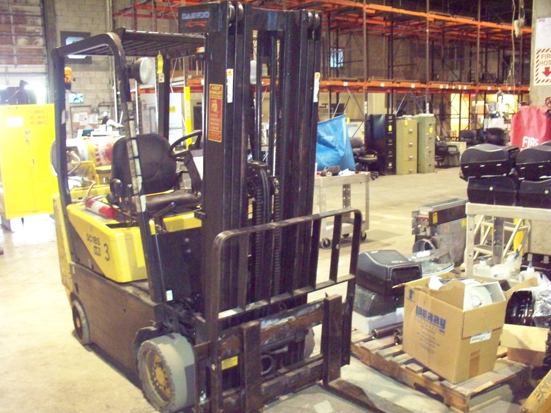 DAEWOO FORKLIFT - LPG / 2800LB CAPACITY / 3 STAGE / SIDE SHIFT / TILT (#3) - Image 3 of 5