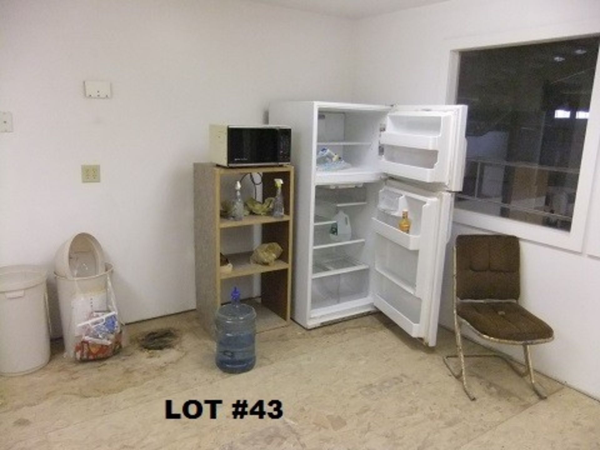 LOT: BREAKROOM CONTENTS