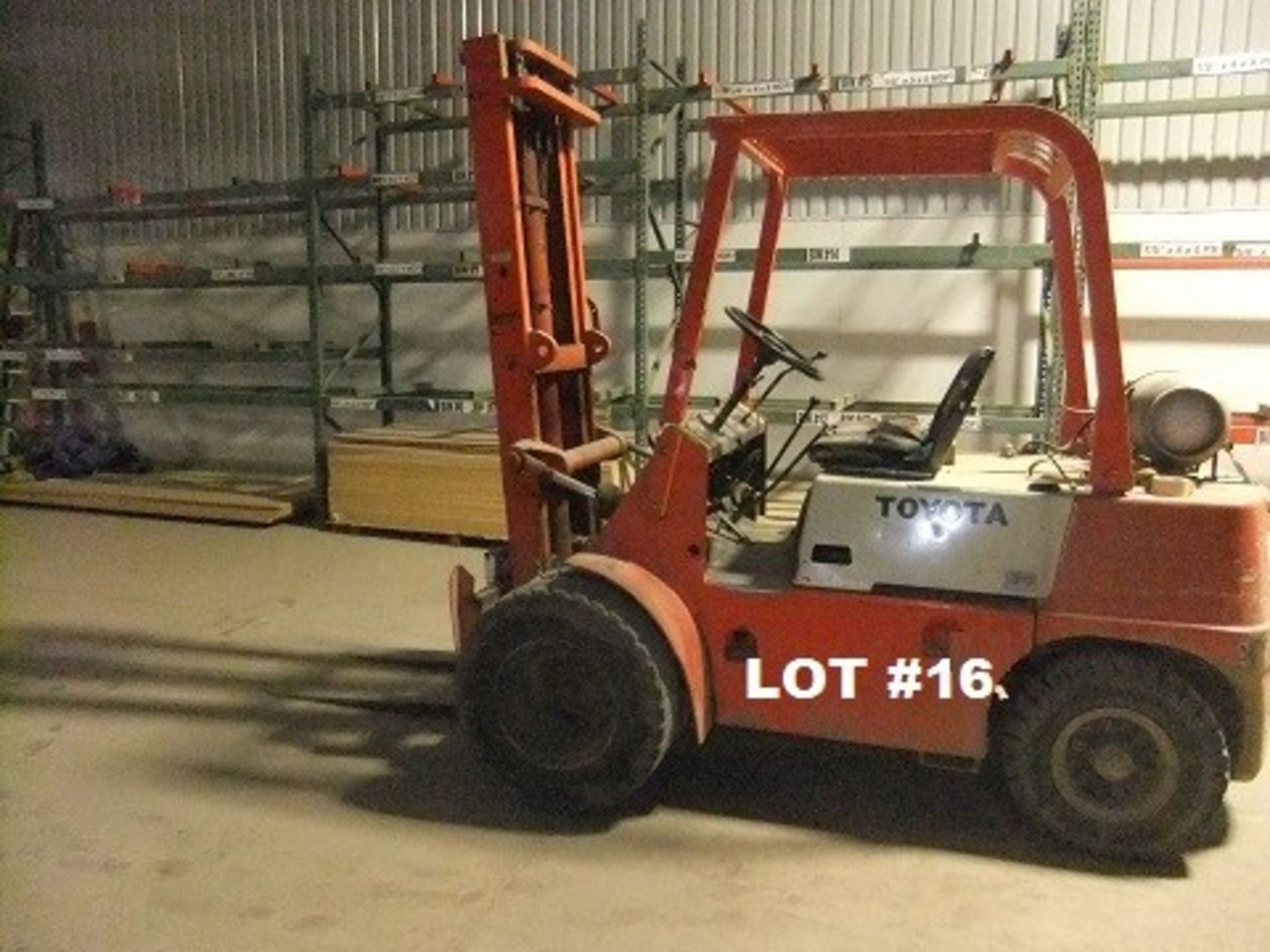 TOYOTA LP GAS FORKLIFT TRUCK, DUAL STAGE MAST, PNEUMATIC TIRES, S/N NA (10-12K# CAP)