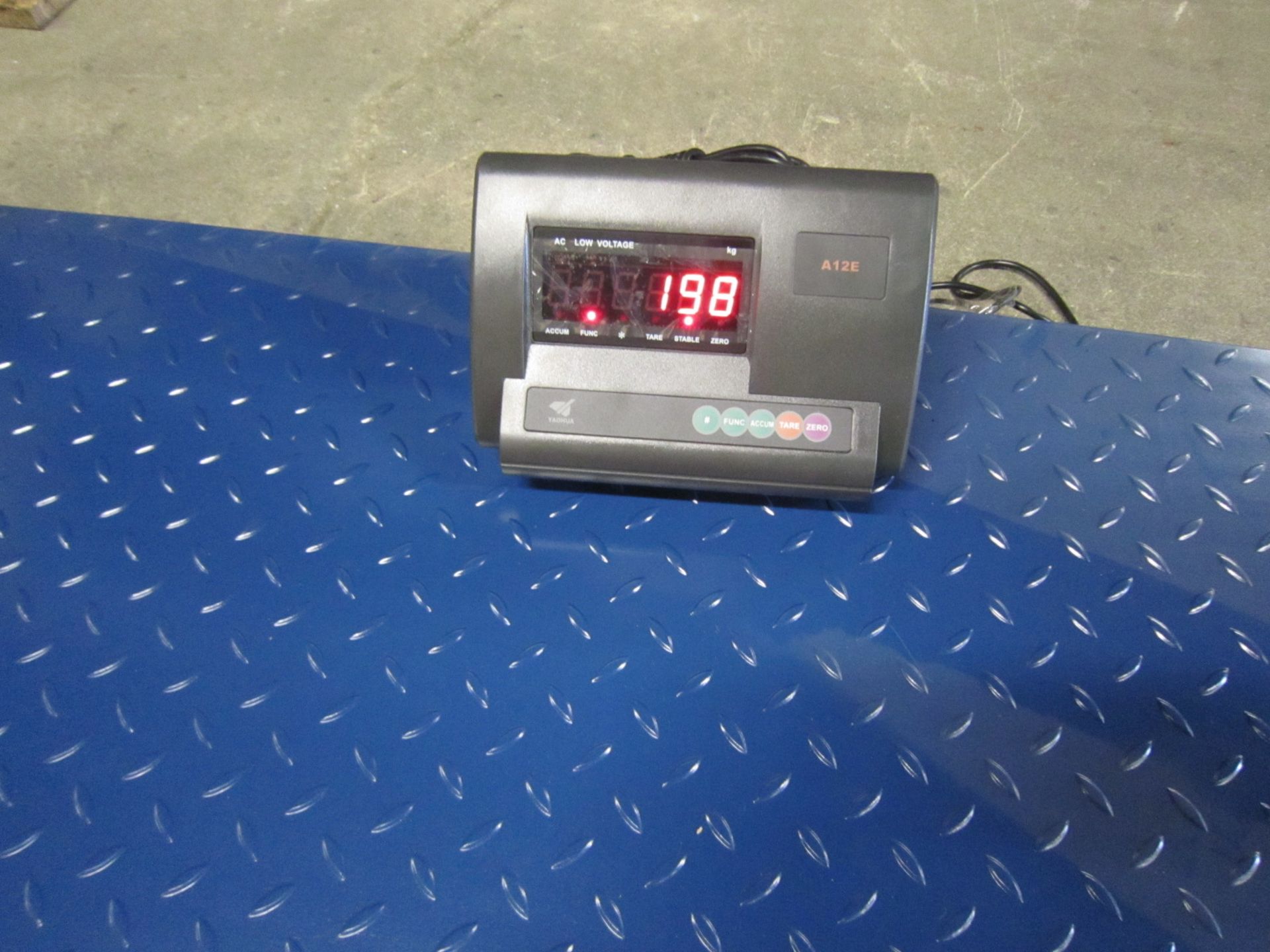 MINT 6500lb digital floor scale - 48" x 48" - Great DRO (digital readout) with 1lb accuracy - Image 2 of 2