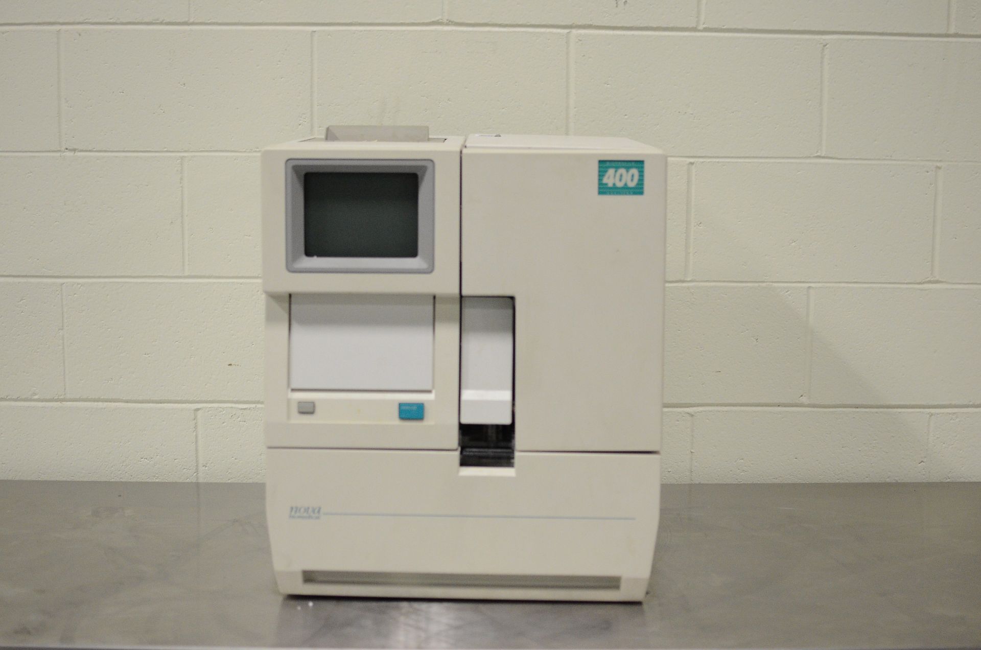 Nova Medical BioProfile 400 Analyzer, s/n: T08904100, ref: 36664, 100-240v, 0.6-1.3 amps