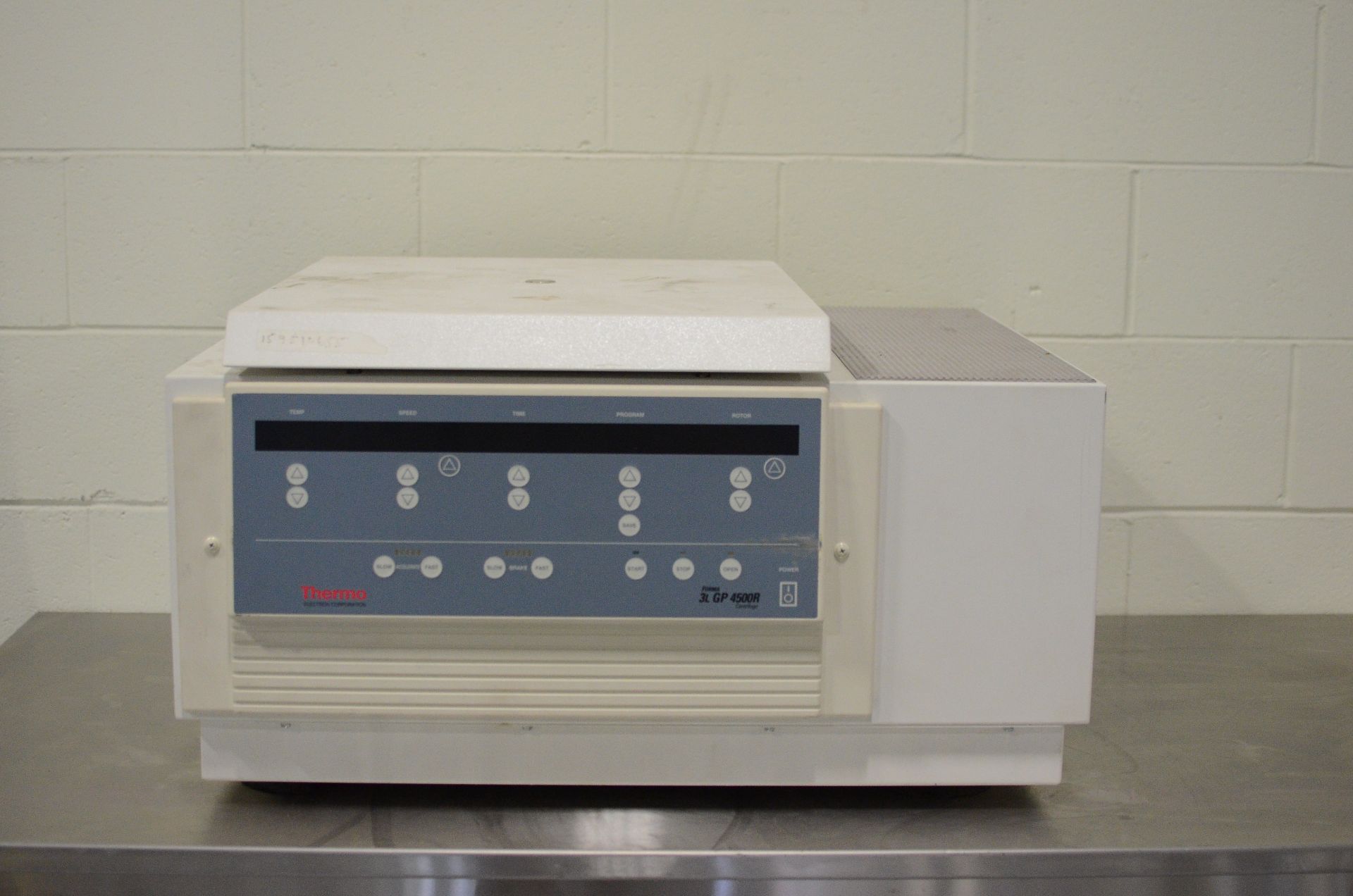 Thermo Electron Corp 4500R Forma centrifuge, model: 5682 3L GP, s/n: 159510655, 120v, 12 amps, 60hz,