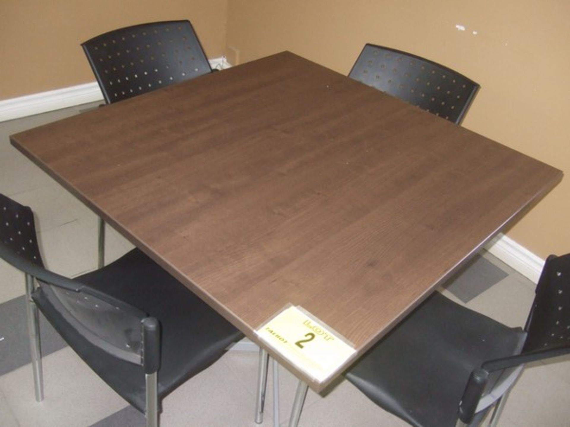 TABLE 40X40 AVEC 4 CHAISES