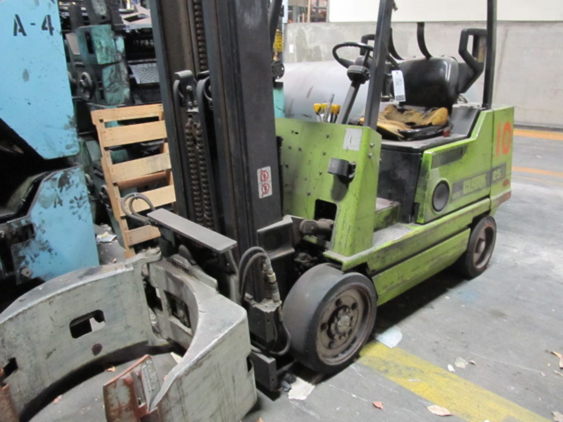 Clark Fork Lift With Roll Clamp, 2 Stage Mast, 4050lb Capacity, 4550 Hours, Model GCX25E-LPG.